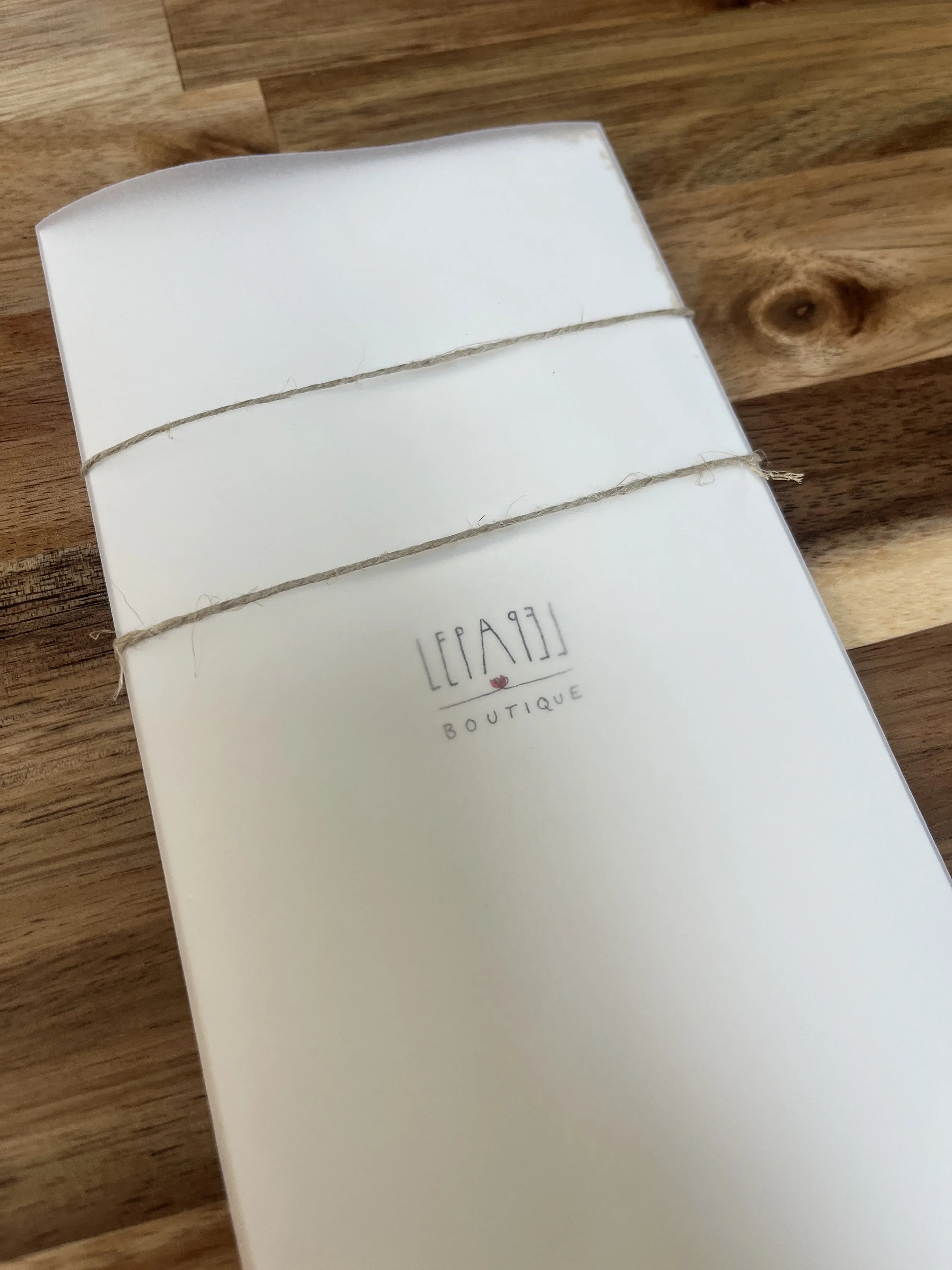 Detalle posterior de tarjeta de agradecimiento artesanal. Caligrafía a mano