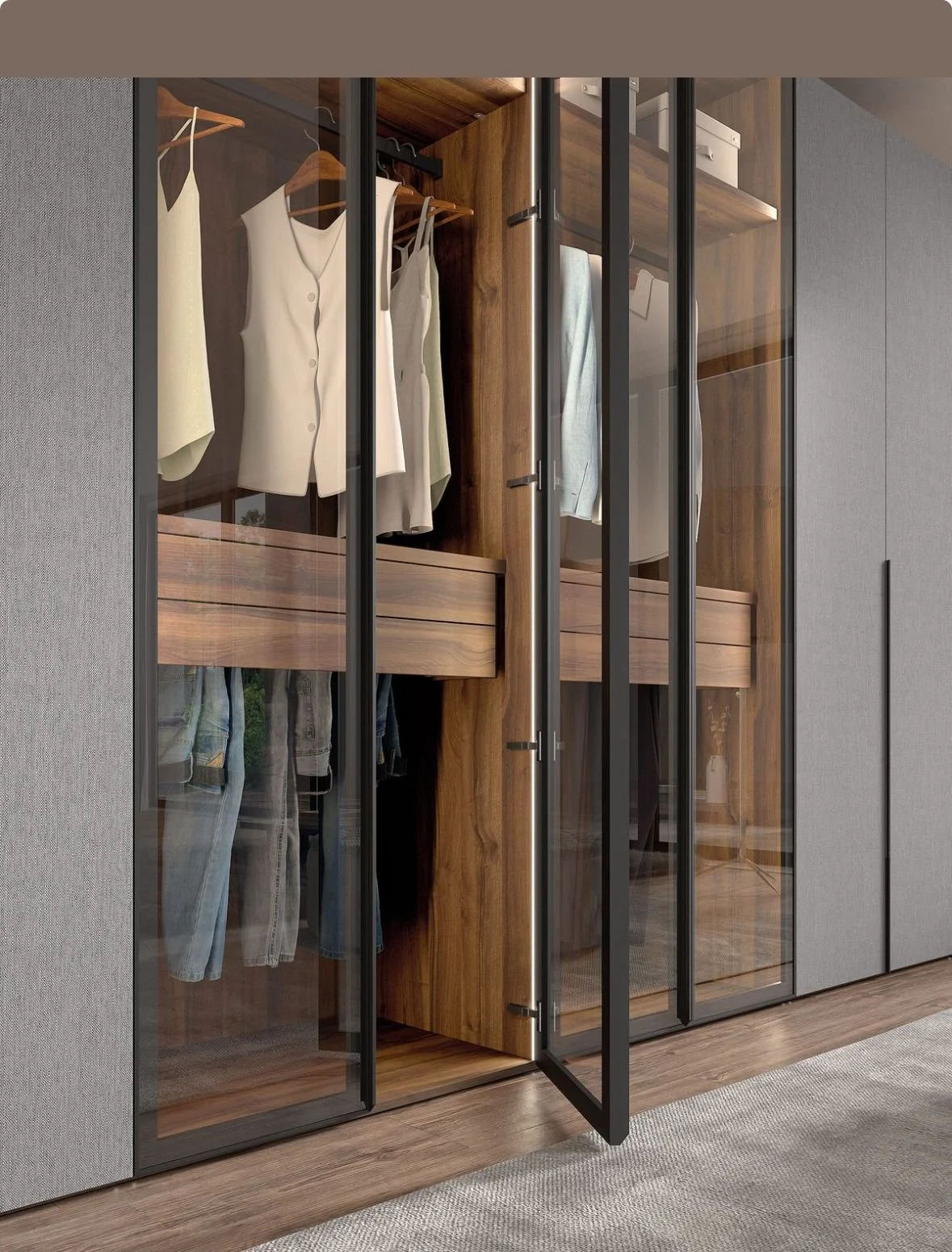 Armario de vidrio con ropa colgada y almacenada en madera