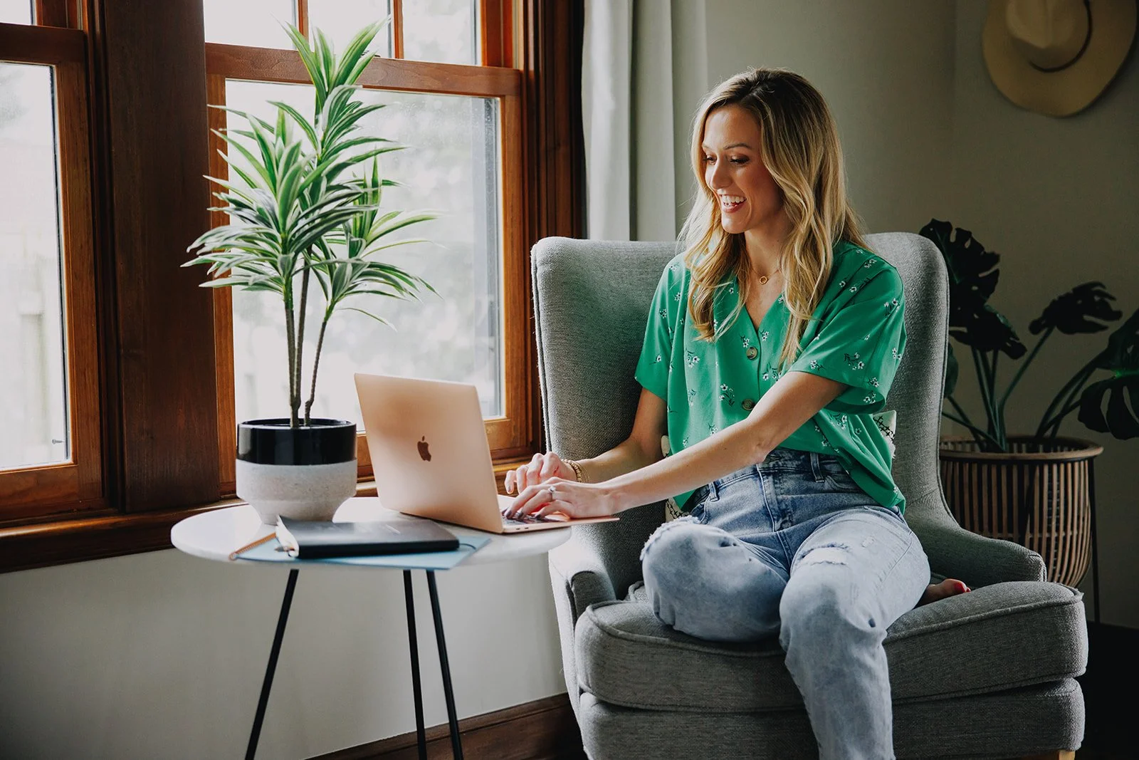 Jenna responding to cleaning clients on her computer in Columbus, Ohio