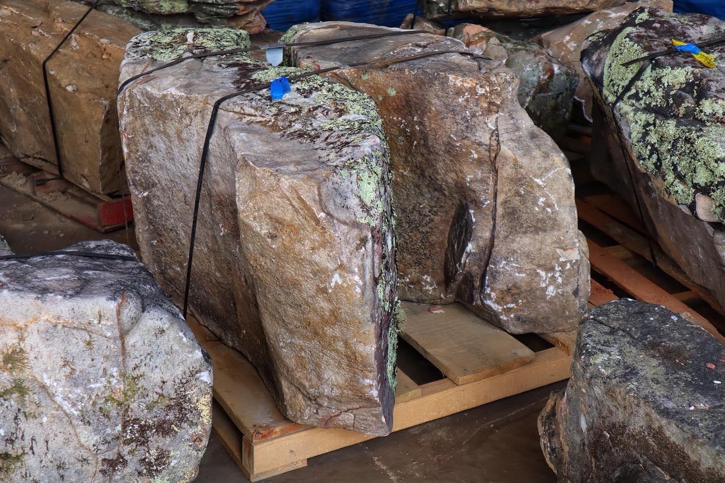 GARDEN BOULDERS - PALLETIZED