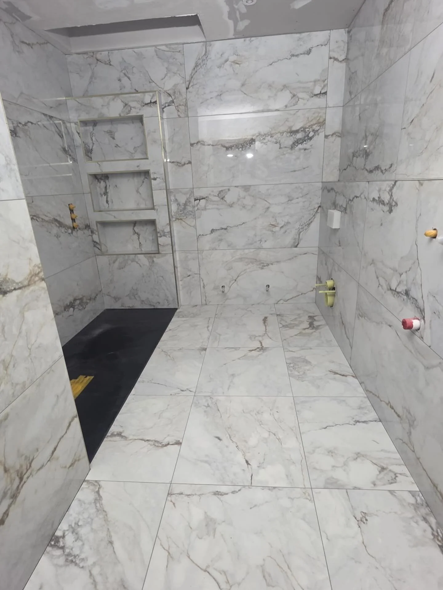 Great way to kick start the week by finishing off this family bathroom 💪👌
&bull;
#tiling #precision #expert #construction #tilersofinstagram