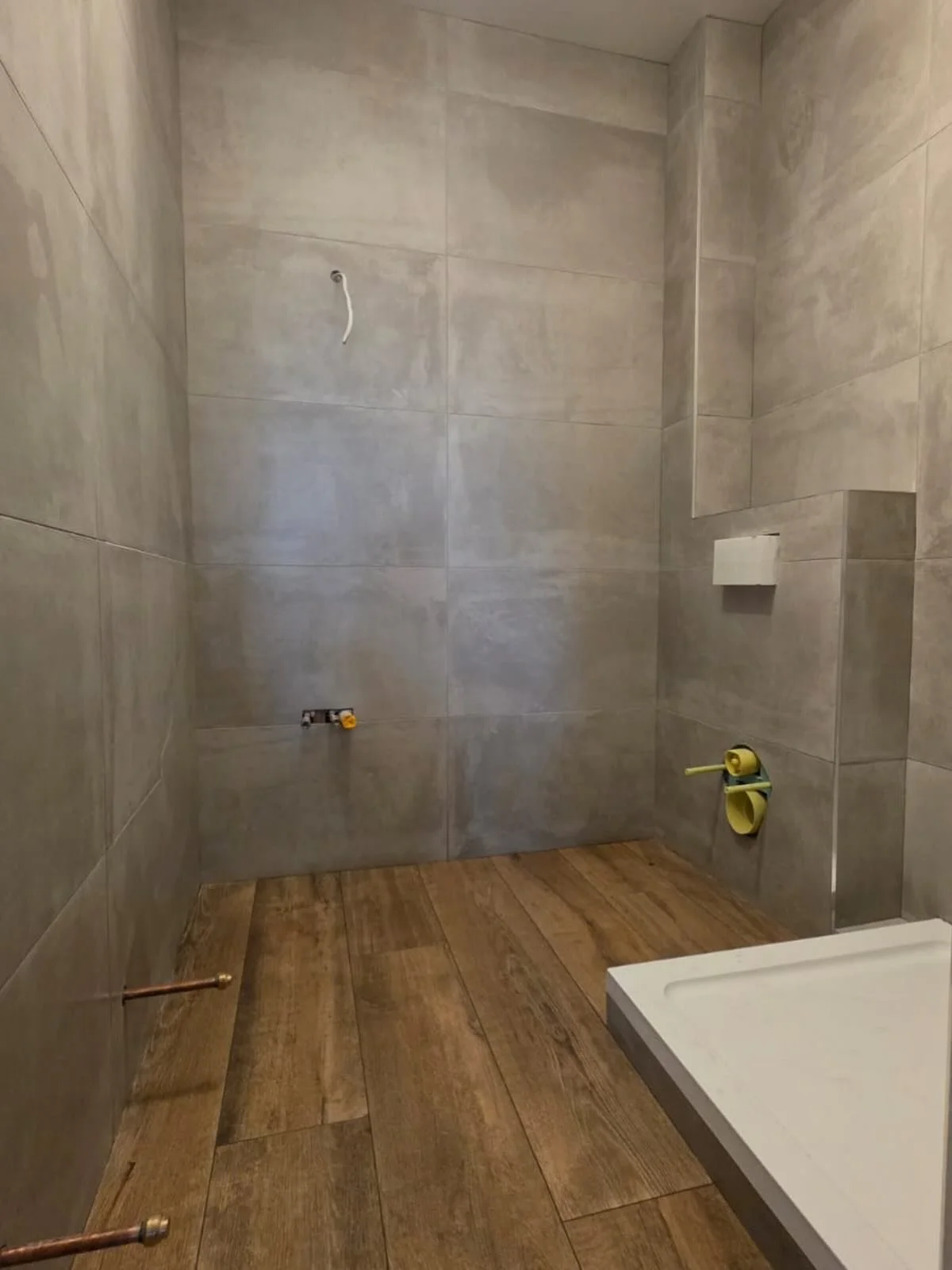 As a tiler, you learn to truly appreciate quality materials and this warm finish absolutely exudes class 🔥
&bull;
#tiling #tilerireland #bathroom #bathroominspiration #interiordesign