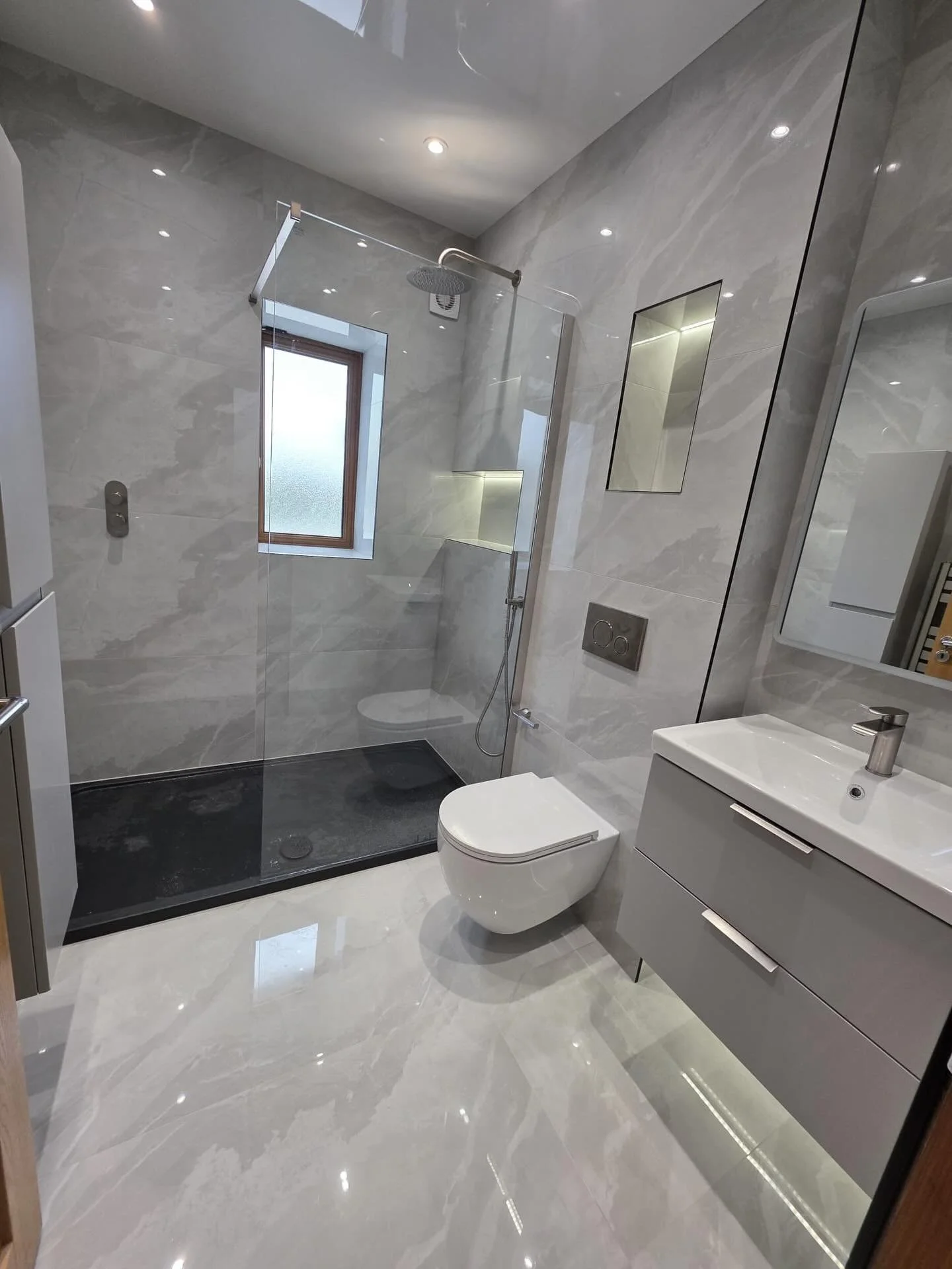We&rsquo;ve completed our first tiling project of 2026 and the final result is a truly stunning bathroom✅
&bull;
#tiling #bathroom #tiler #construction #irelandconstruction