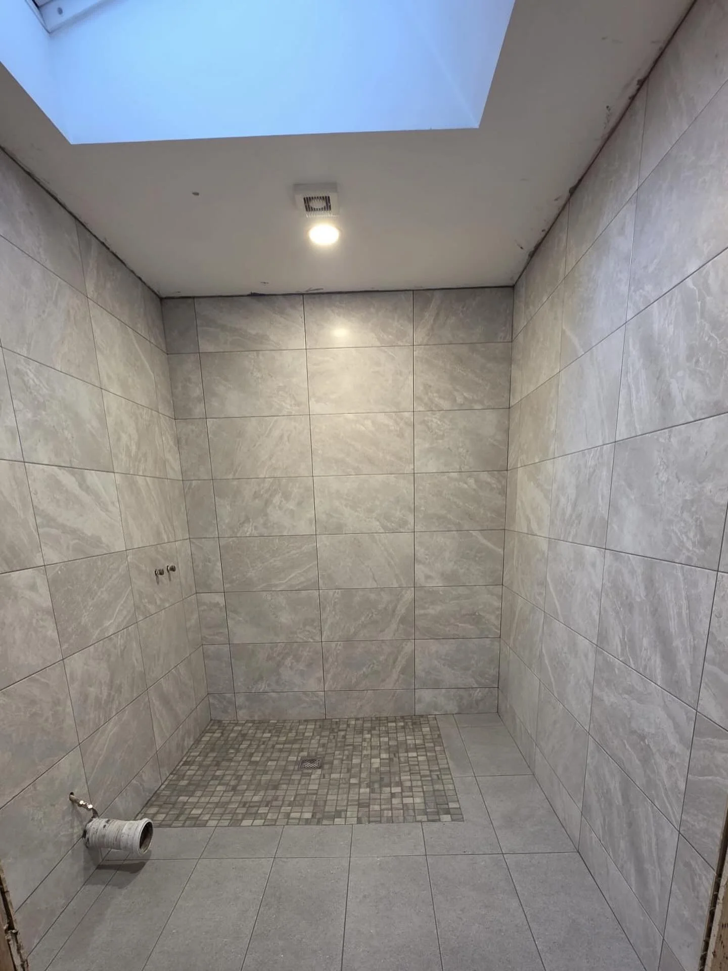 Another example of our impeccable tiling on show here with this wetroom that we recently completed on behalf of @virgoconstruction 
&bull;
Trying to get the correct falls whilst levelling the area correctly is critical 🌟 
&bull;
#tiling #wetroom #co