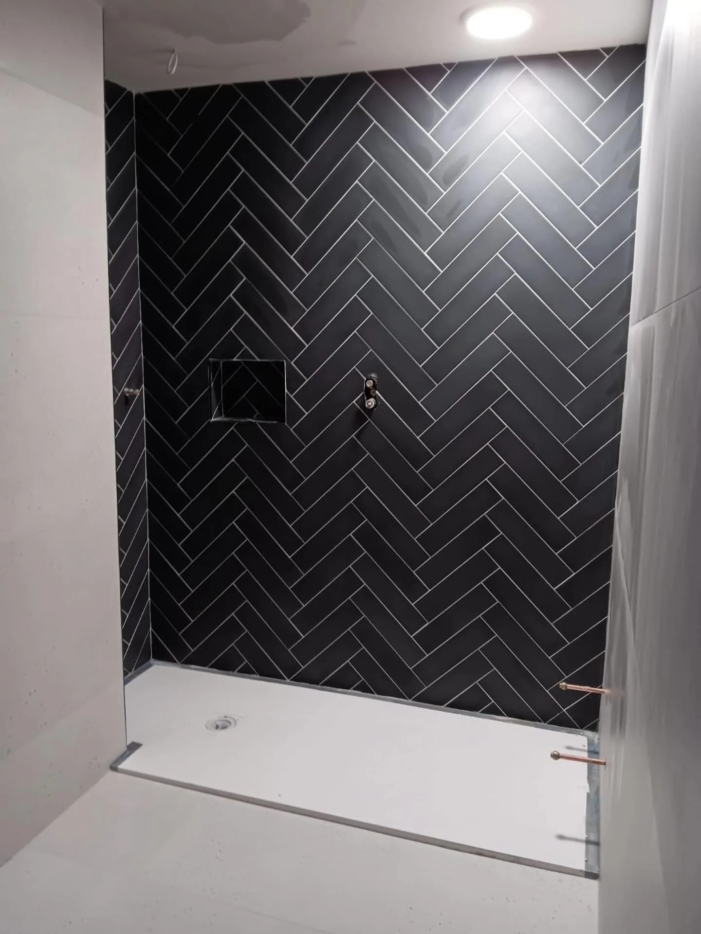 All about clean lines and precise cuts for that seamless finish.
&bull;
Coming together nicely 👌
&bull;
#walltiling #tileinstallation #tile #tilers #tilersofinstagram