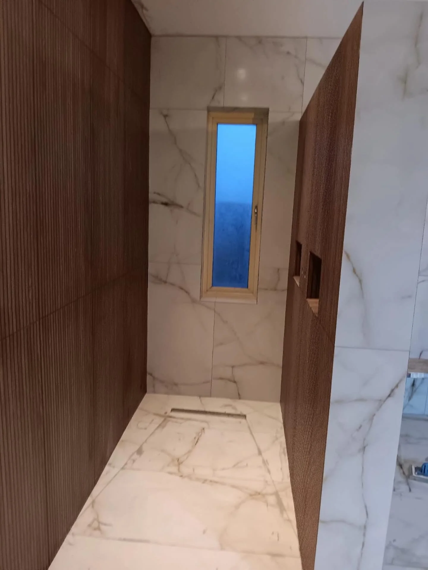 A great start to the week 💪✅
&bull;
#tilingwork #buildersofig #design #bathroom #commercialproperty