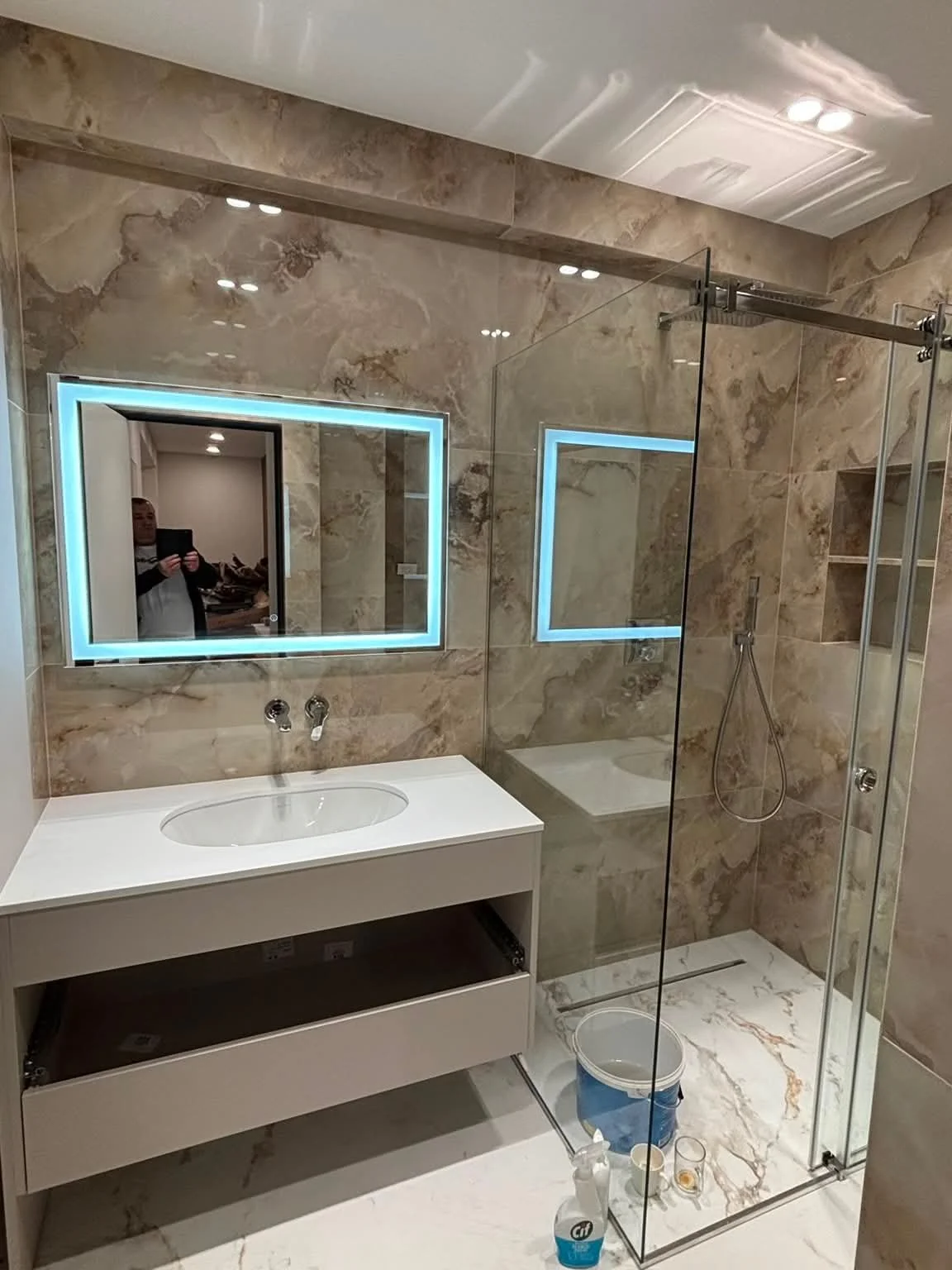 🖼️ 
&bull;
#tiling #bathroom #recessedlighting #tileshower #familybathroom