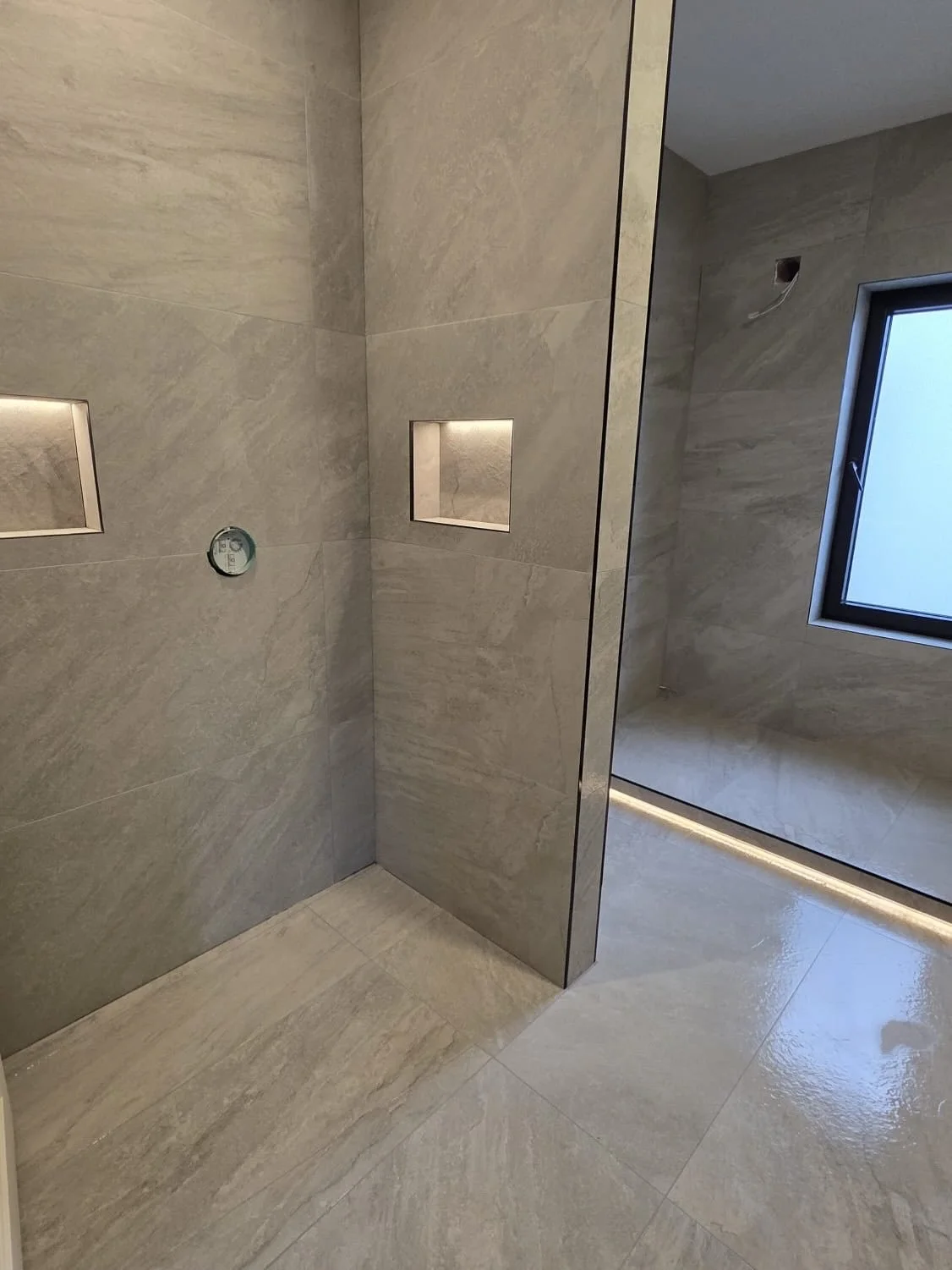 It&rsquo;s just what we do..👌👏💪
&bull;
#tiling #bathroomdesıgn #featurelighting #tiles #construction