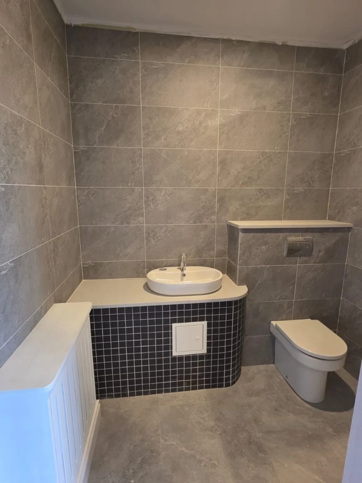 🚾
&bull;
#tiling #bathroomdecor #tilersofinstagram #constructionireland #buildersofig