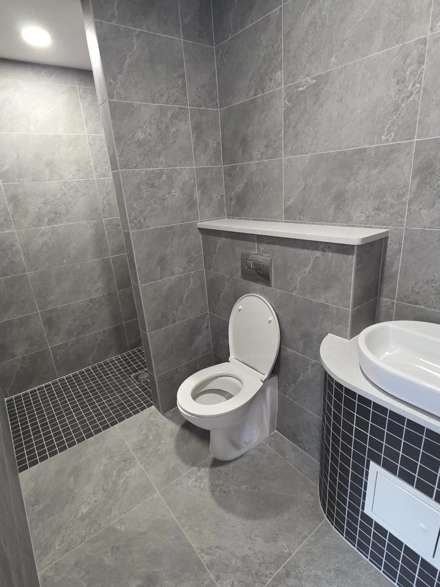 Changing one bathroom at a time💪✔️ 
&bull;
#tiling #bathroom #attentiontodetail #design #interiordesign