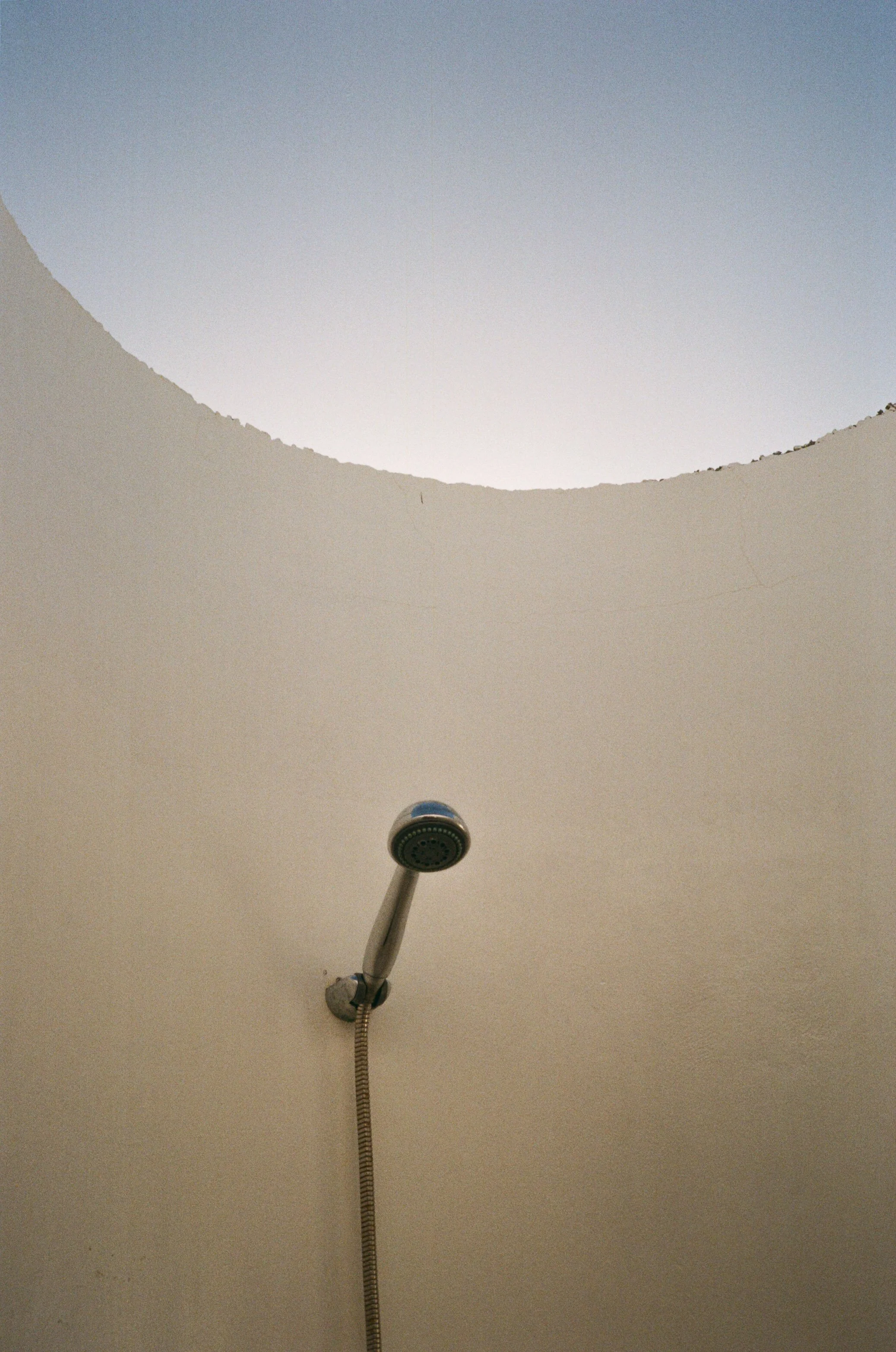 photographe-documentaire-douche-lanzarote-exterieur-ciel.jpg