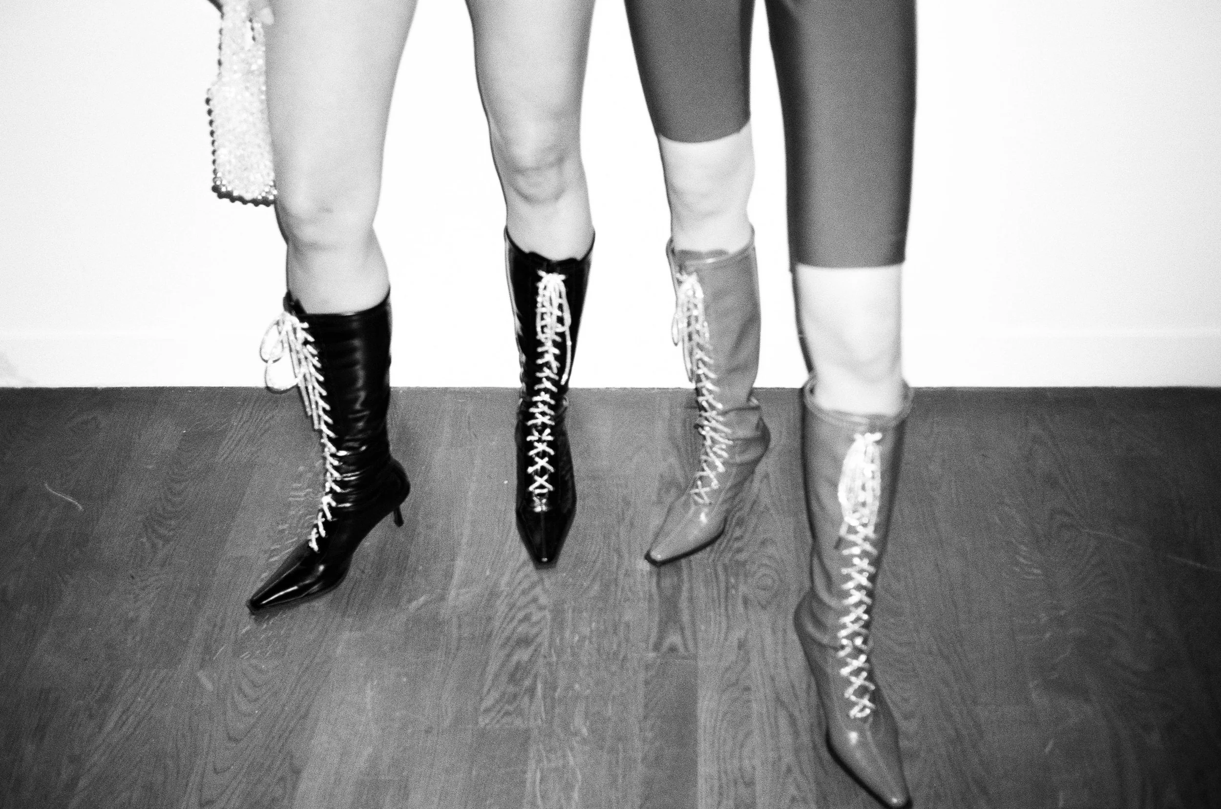 photographe-mode-backstage-défilé-kevin germanier-paris-chaussures-noir et blanc.jpg