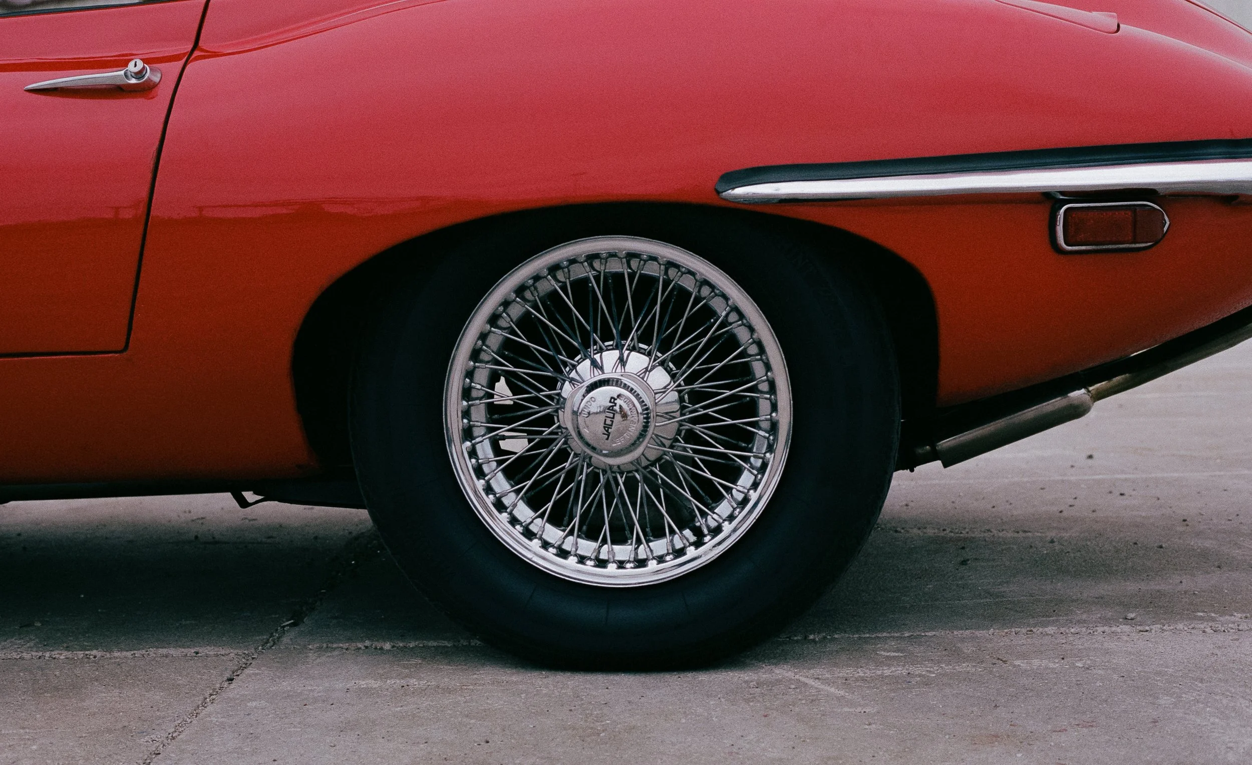 photographe-documentaire-voiture-rouge-detail-biarritz.jpg