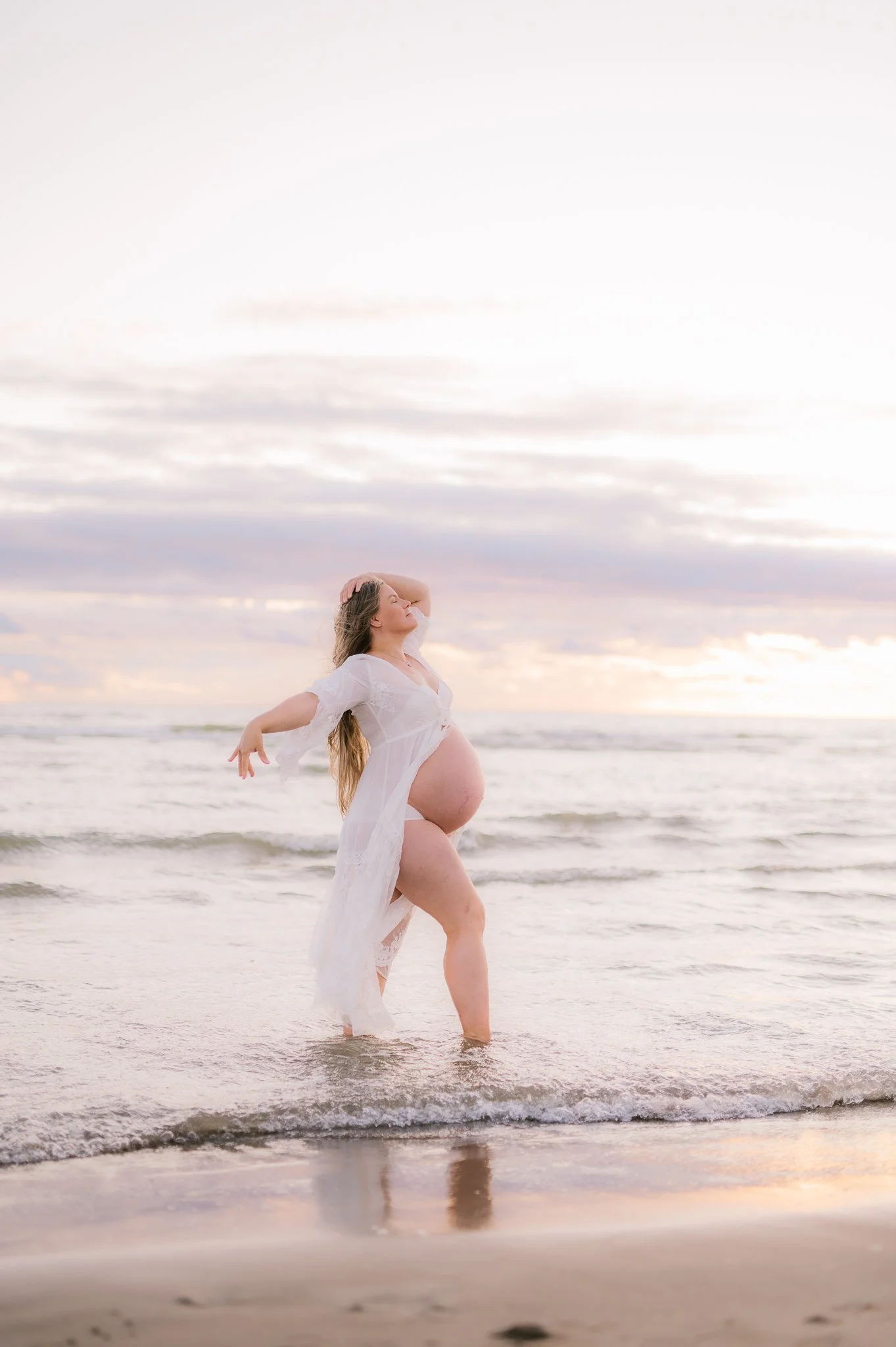 odotuskuvauksessa raskaana oleva nainen yyterissä