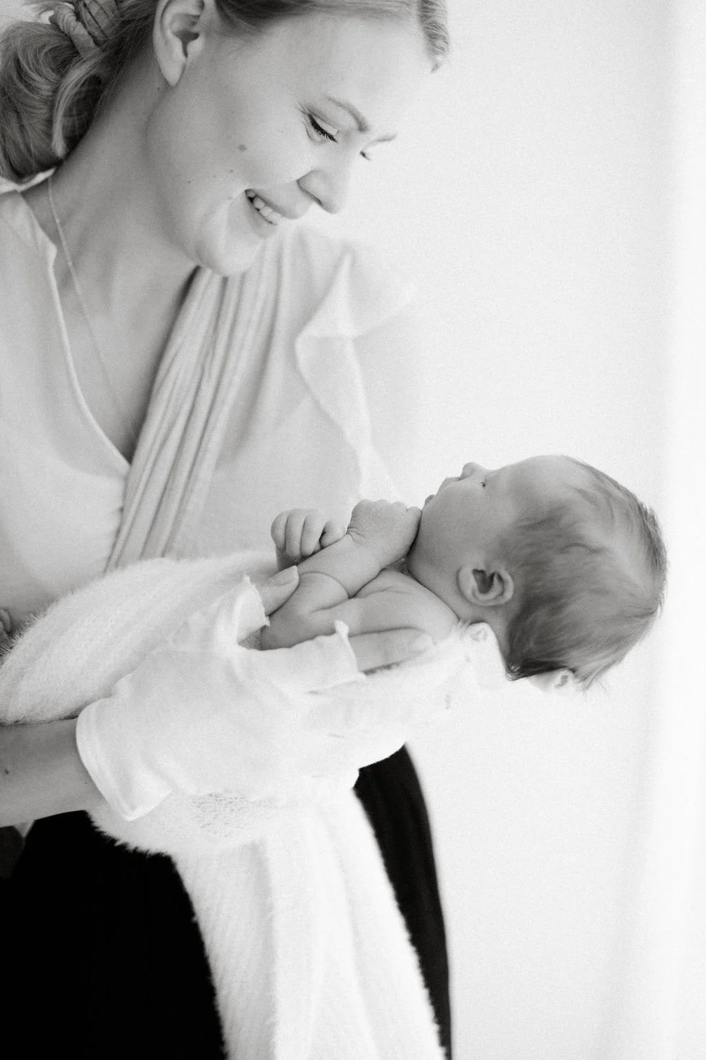 Newborn-kuvaus Tampereella – vastasyntynyt vauva sylissä