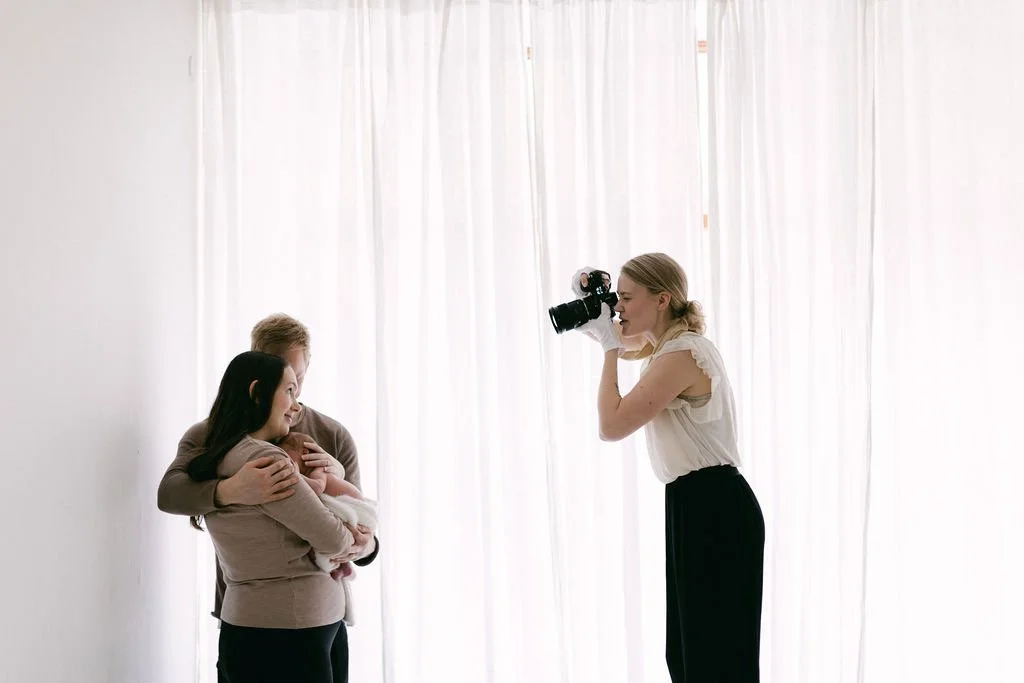 Valokuvaaja Jenni mentoroimasssa newborn-ja perhekuvaajia