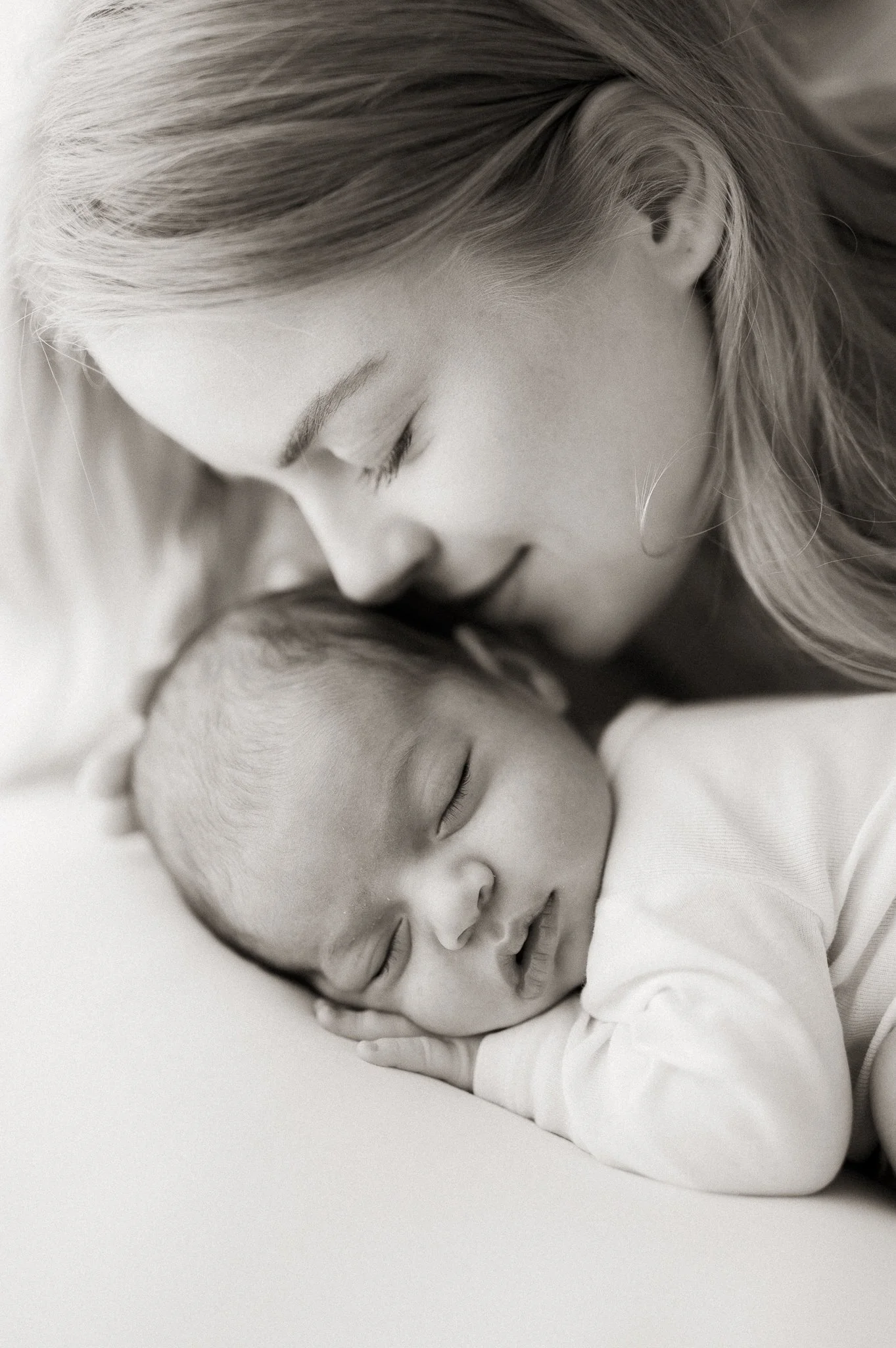 äiti ja vauva studiolla newborn-kuvauksessa