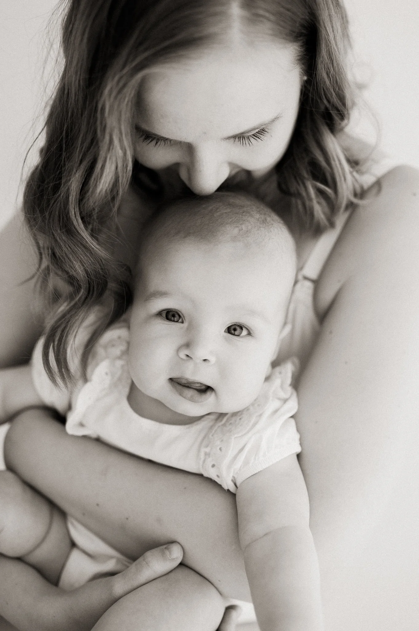 äiti ja vauva studiolla tampereella vauvakuvauksessa