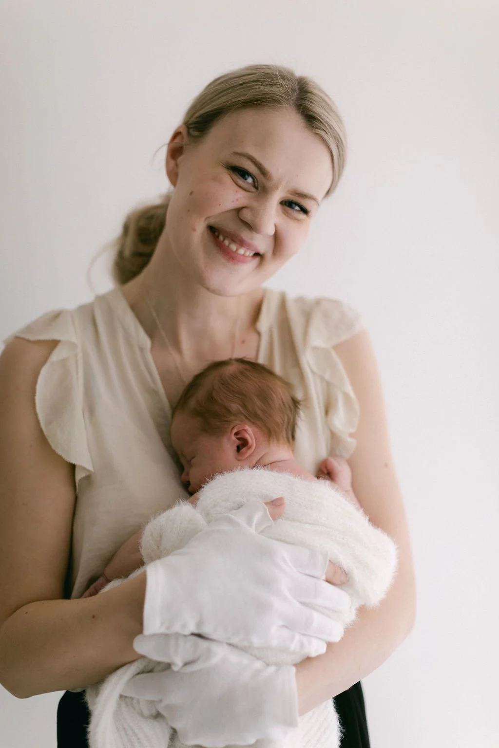 Lempeä vauvakuvaus luonnonvalossa Tampereella
