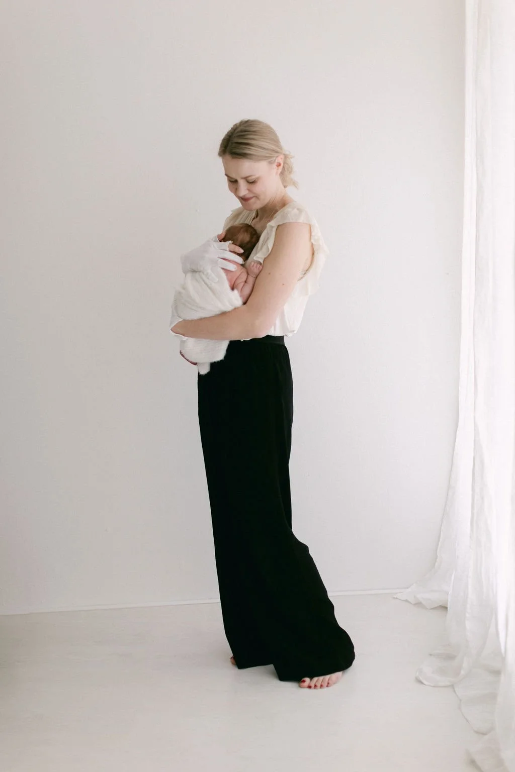 Vauvakuvauksen hetki rauhallisessa studiossa Tampereella