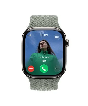 Smartwatch con schermo che mostra una chiamata in arrivo da alguien chiamato Ian, con un'immagine di una donna con capelli lunghi e vestito verde sullo schermo.