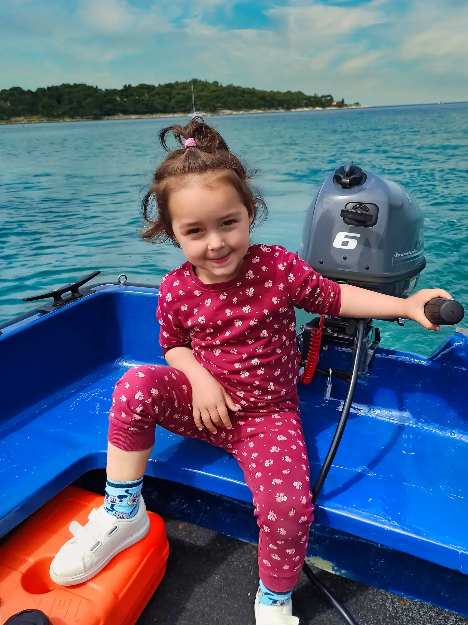Happy child enjoying a safe and fun boat trip in Cavtat with our family service.