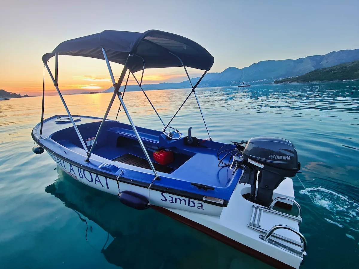 Boat rental with steering wheel and bimini top in Cavtat