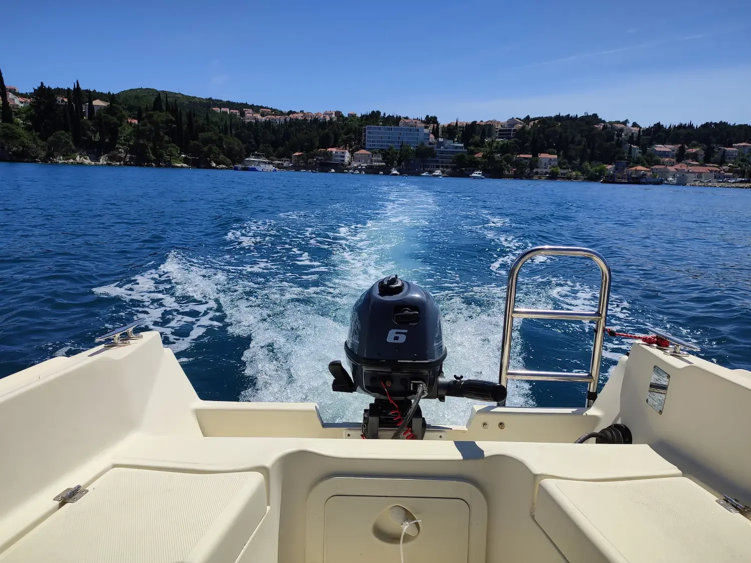 ruising the Adriatic sea with a powerful motor boat rental from Cavtat.