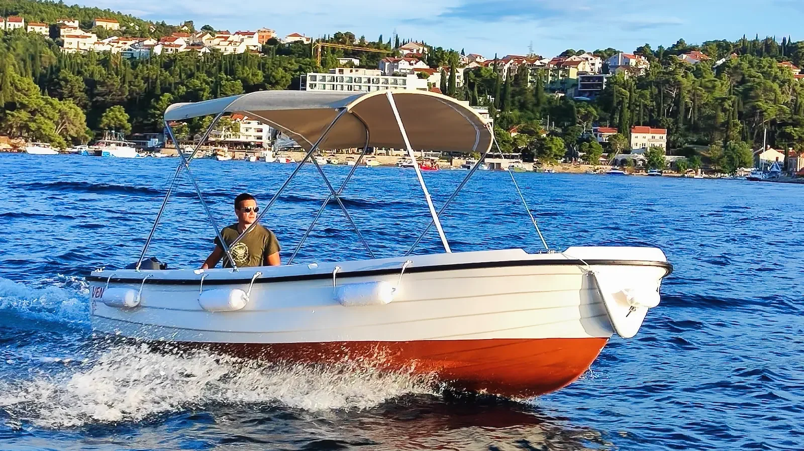 Local Boats Cavtat - Captain Niko on a Ven 501 rental boat in the Adriatic sea.