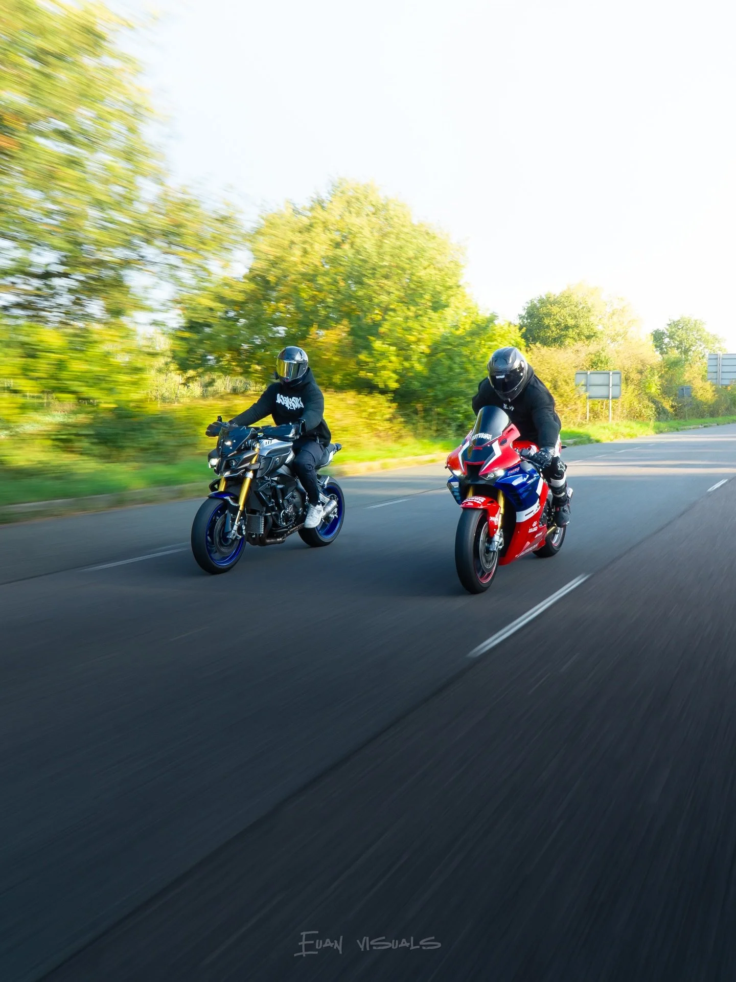 Motorbikes in the sunshine is all you need 🤟🏼

#photography#sportsbikes#motorbikes#cinematic#bikephotogrpahyx