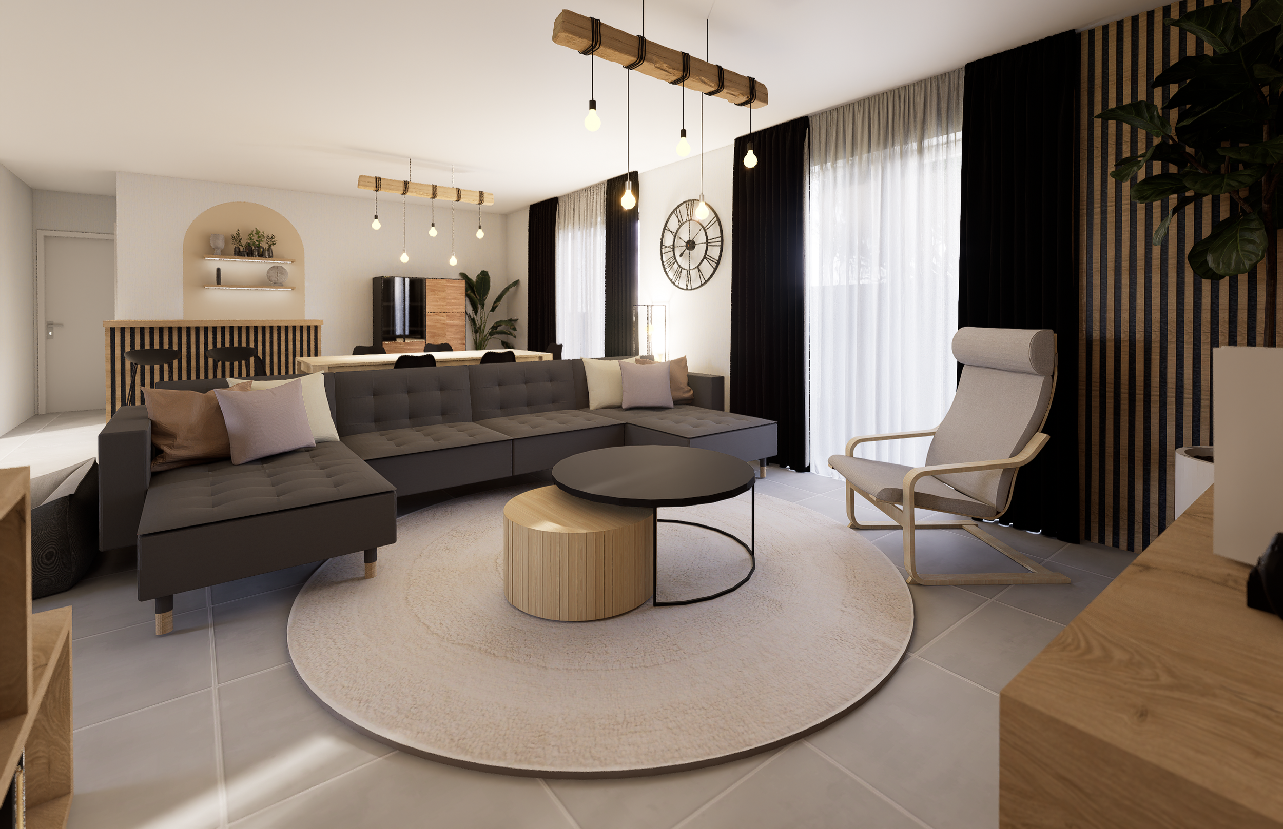 Salon moderne avec canapé gris, fauteuil beige, tapis rond clair, grande fenêtre avec voilage blanc et rideaux noirs, luminaire suspendu en bois et ampoules, horloge murale, étagère avec décorations, plantes d'intérieur.