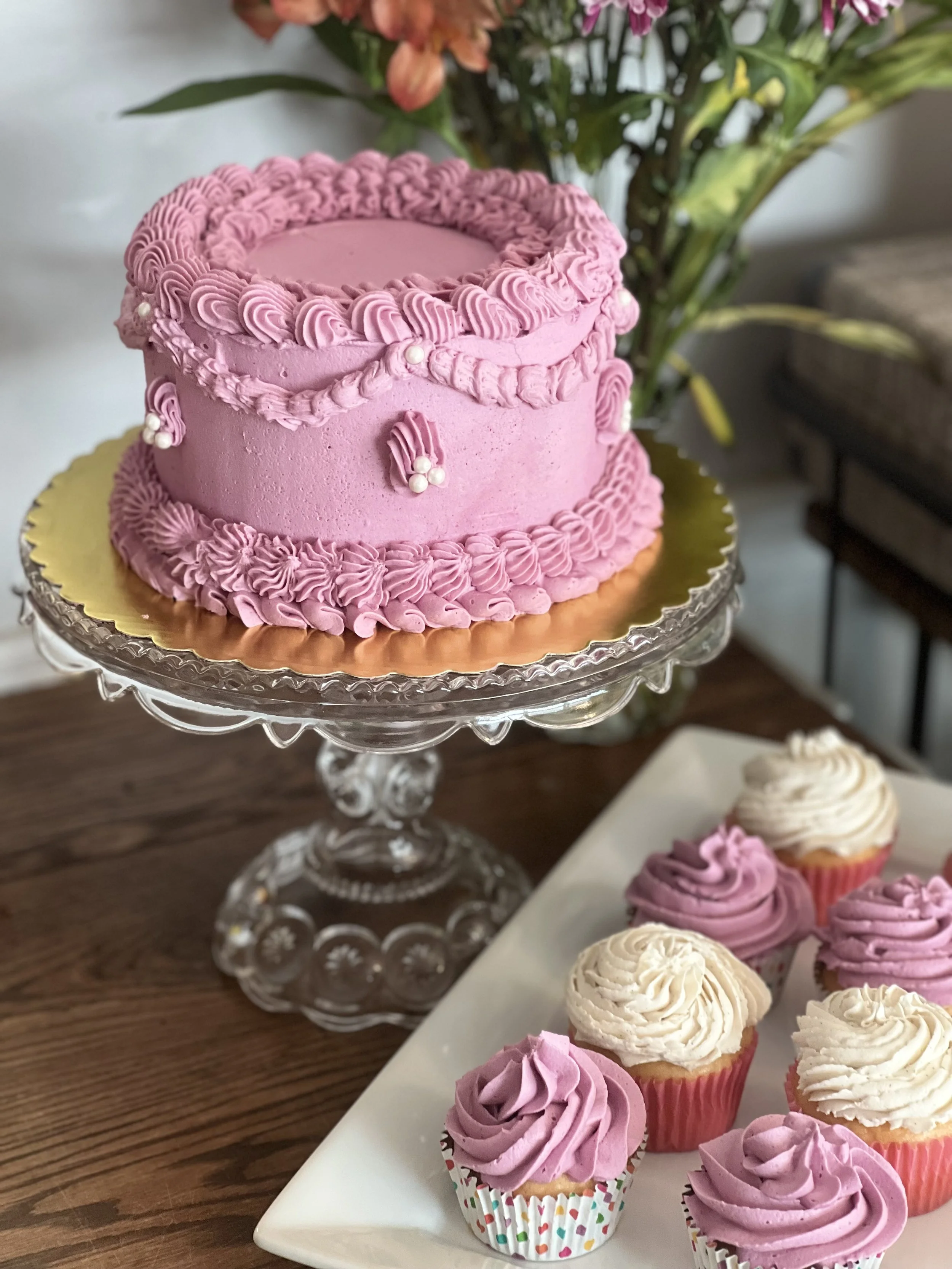 Small Vintage Cake and cupcakes
