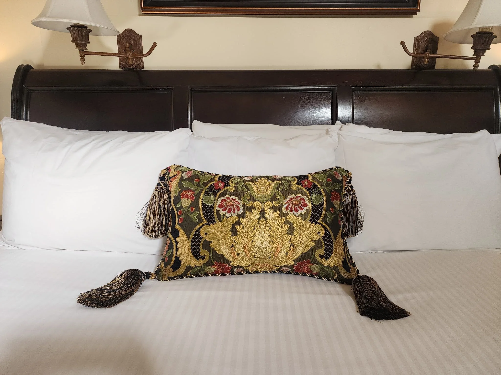 the-charles-napa-valley-room-206-bed-pillow-detail.JPG