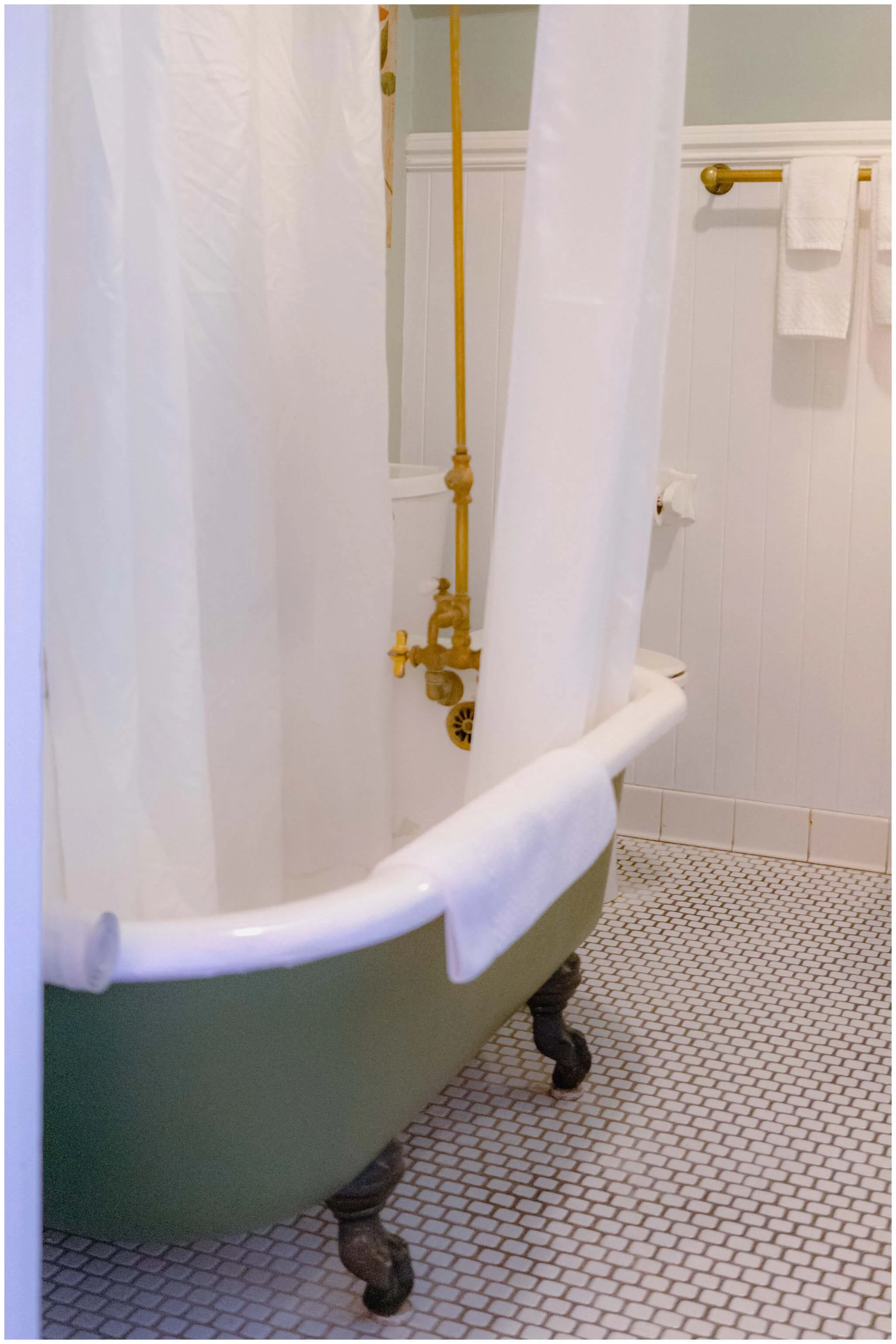 La Biblioteca - An Old World Inn Room