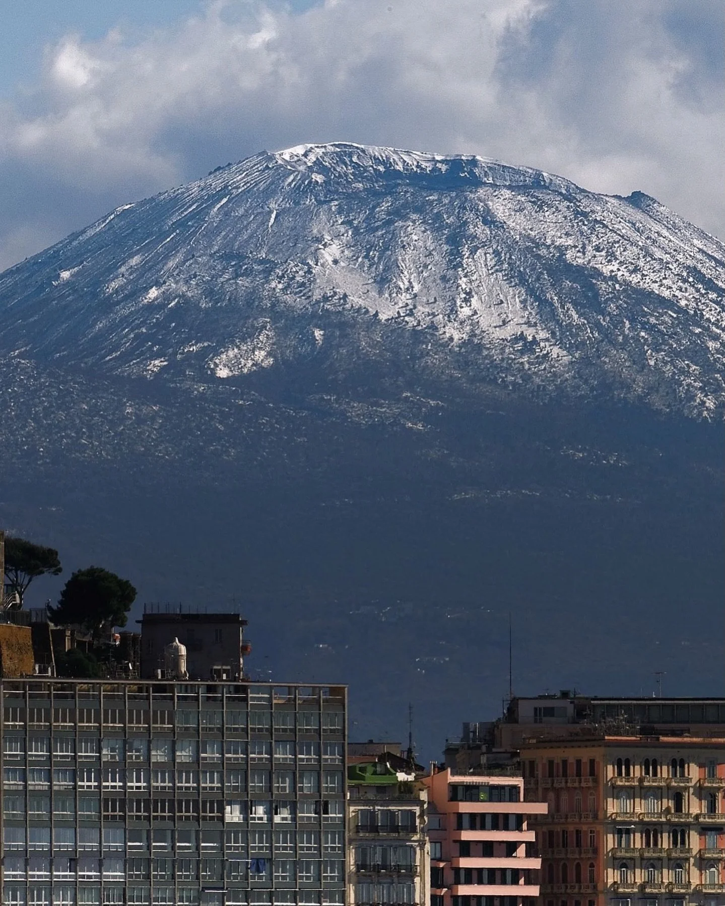 Vibes del 2022 🏔️
📸 @felix_ph_ 
👉🏻 #cityofnaples_it
~
#napoli #naples #siituristadellatuacitt&agrave; #esserenapoletano&egrave;meraviglioso