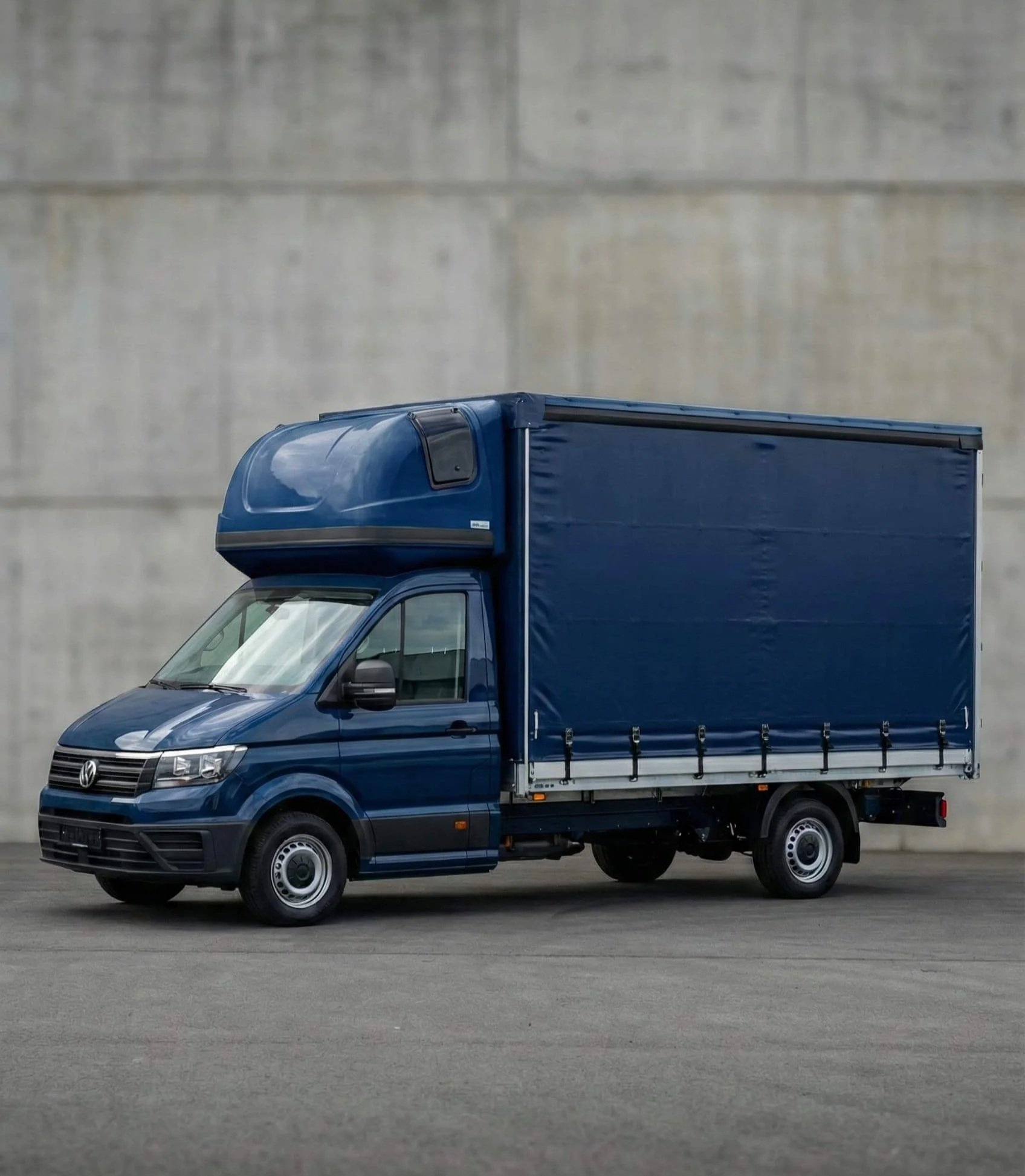 Blauer VW Crafter 3,5t Transporter für Express Spedition und Logistik in Bad Reichenhall.