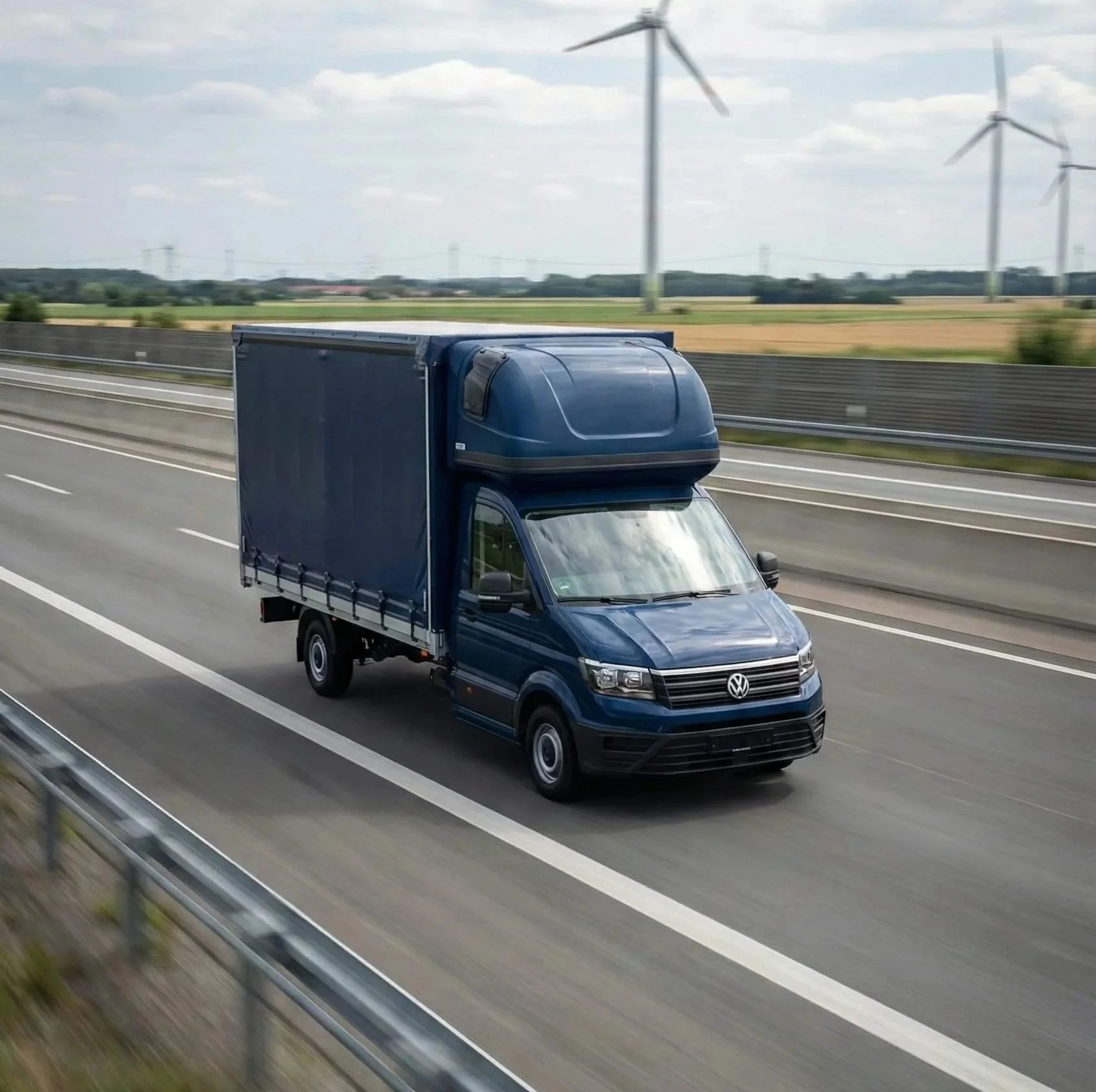 Ayliluk Express Lieferwagen auf der Autobahn für schnelle europaweite Transporte und Kurierfahrten.