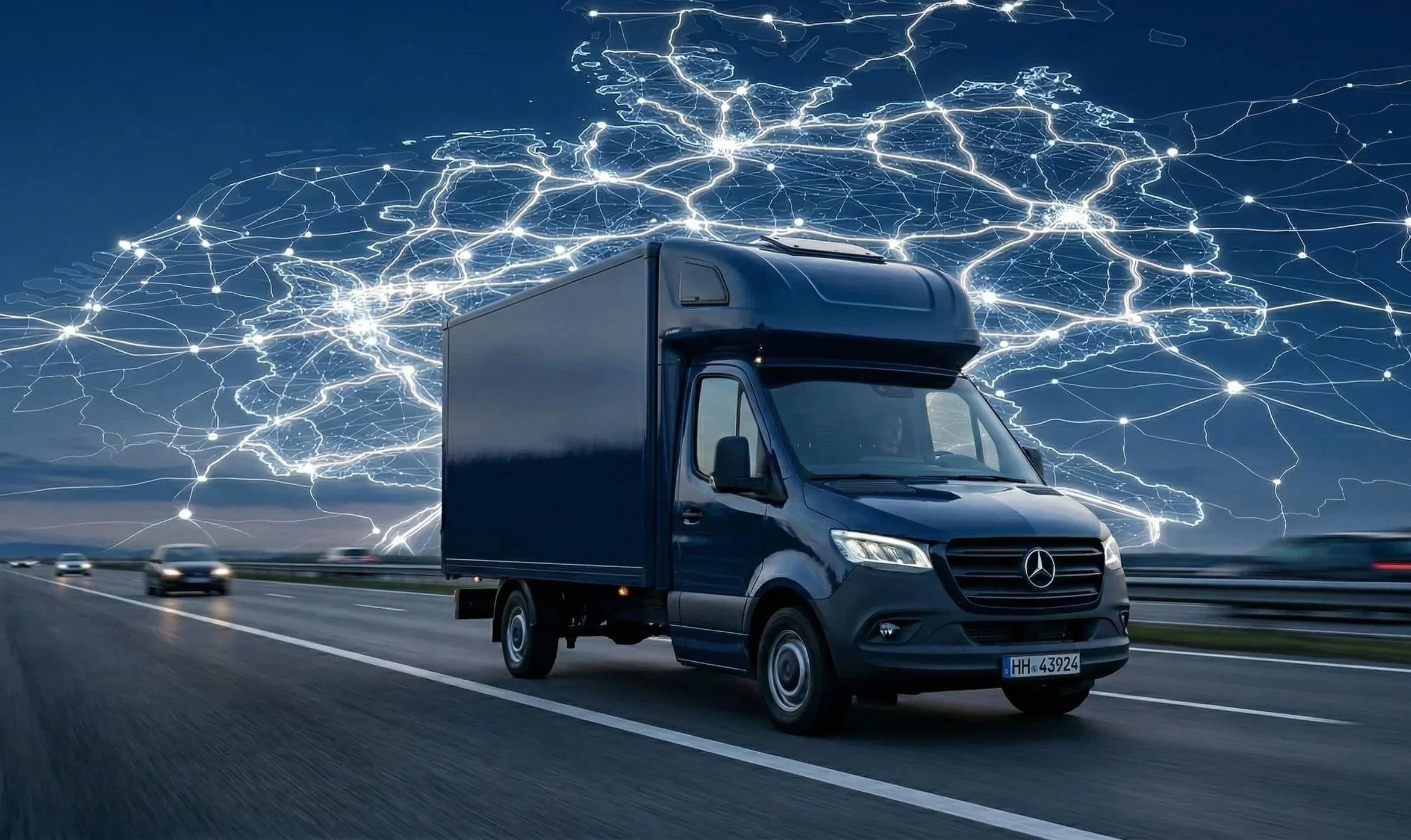 Ein moderner dunkelblauer Transporter vor einer stilisierten digitalen Deutschlandkarte, die das flächendeckende Logistiknetzwerk für Direktfahrten in ganz Deutschland darstellt