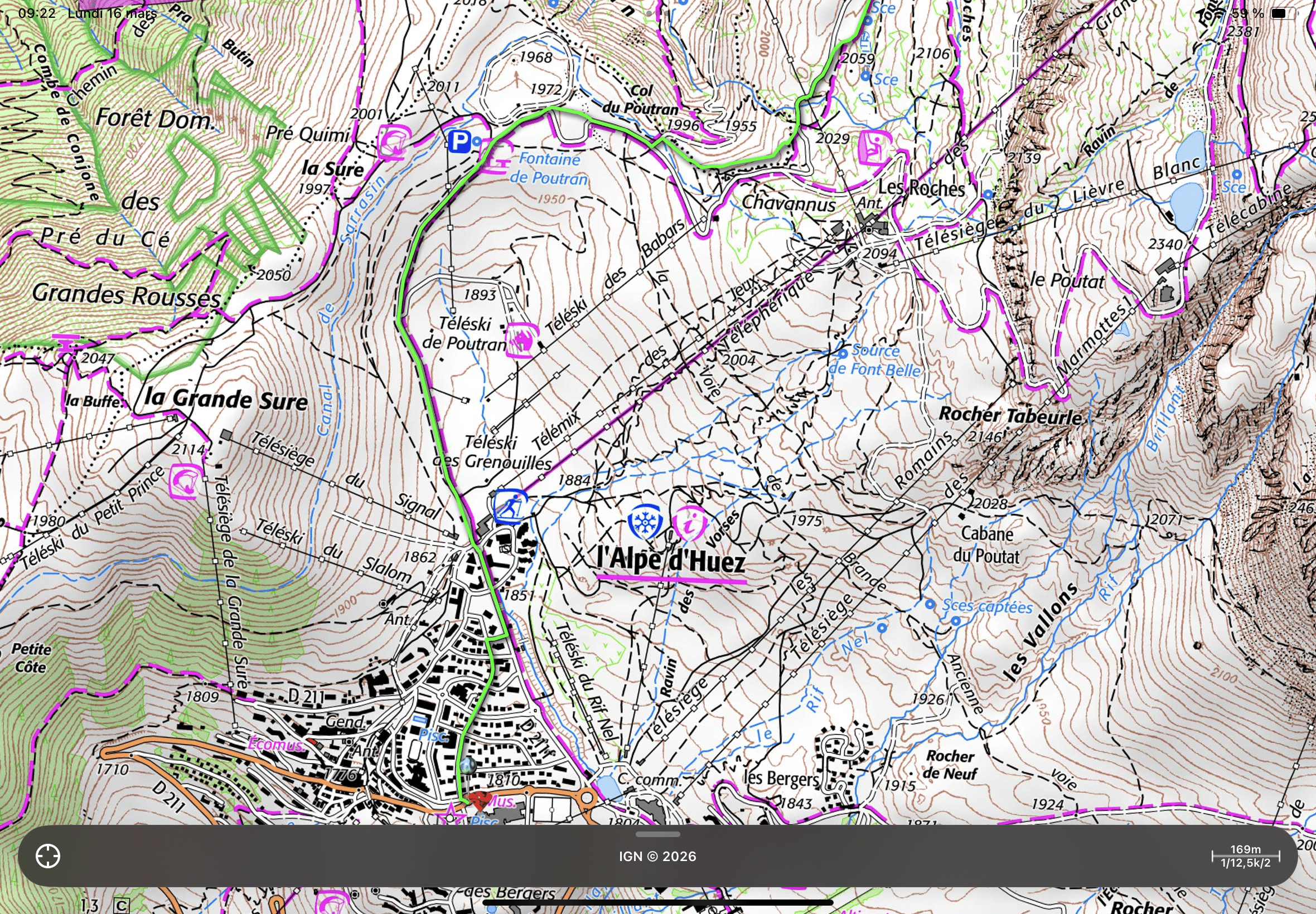 Carte topographique détaillée d'une région montagneuse, montrant des sentiers, des points d'eau, des zones boisées, des altitudes et des routes, avec des symboles pour des installations et des attractions