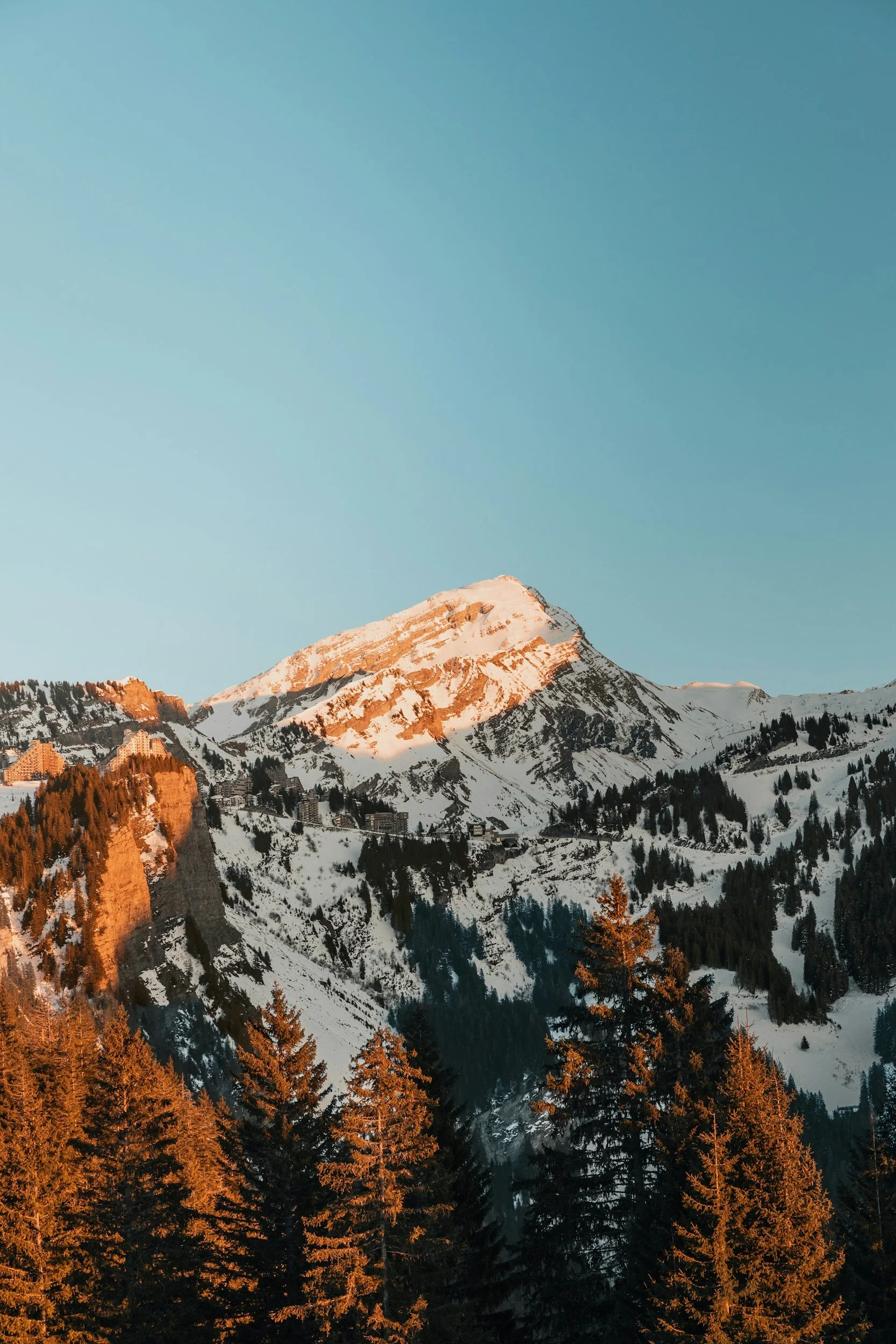 Montagne enneigée au coucher du soleil