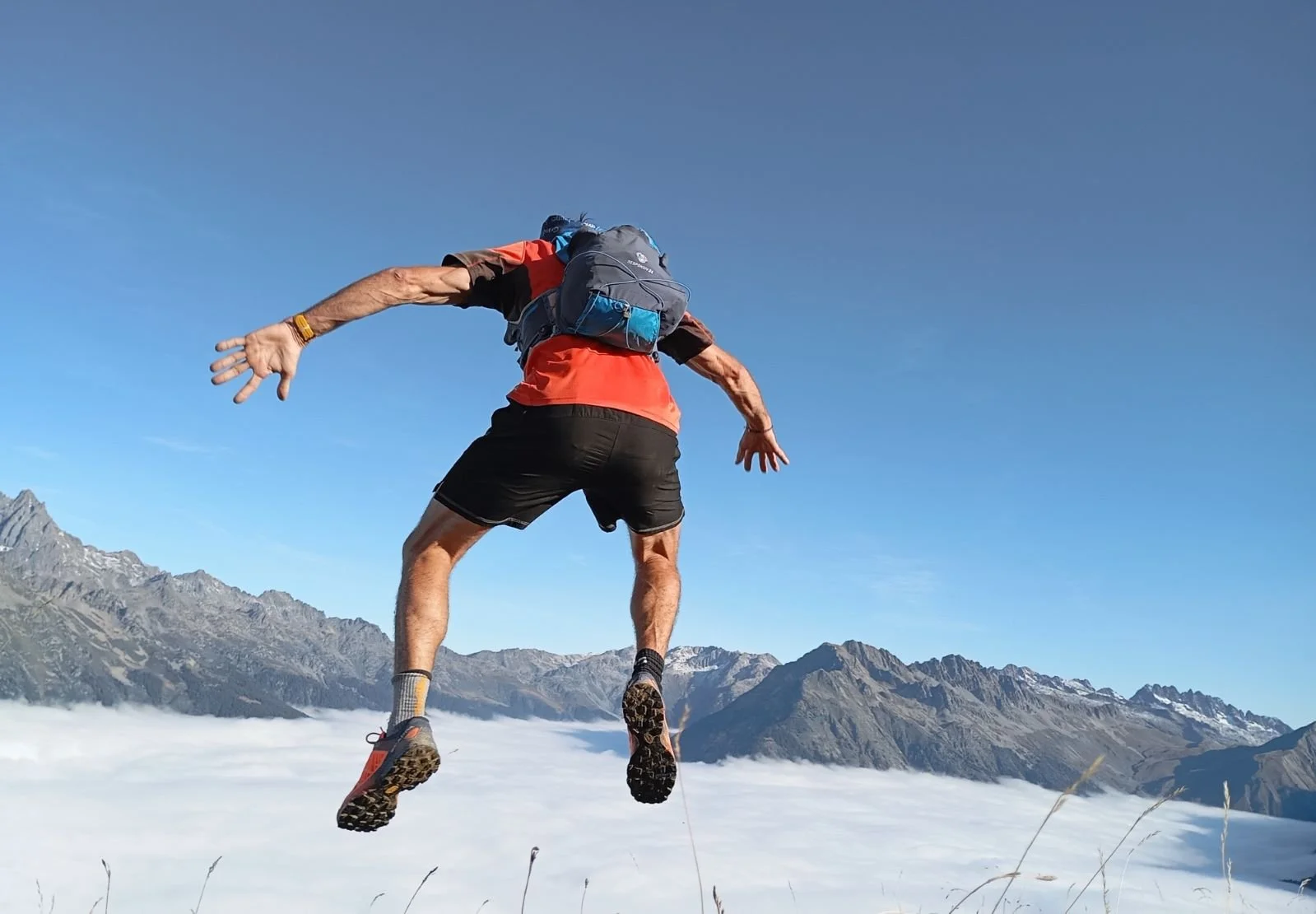 Photo de moi en trail "sautant dans les nuages"