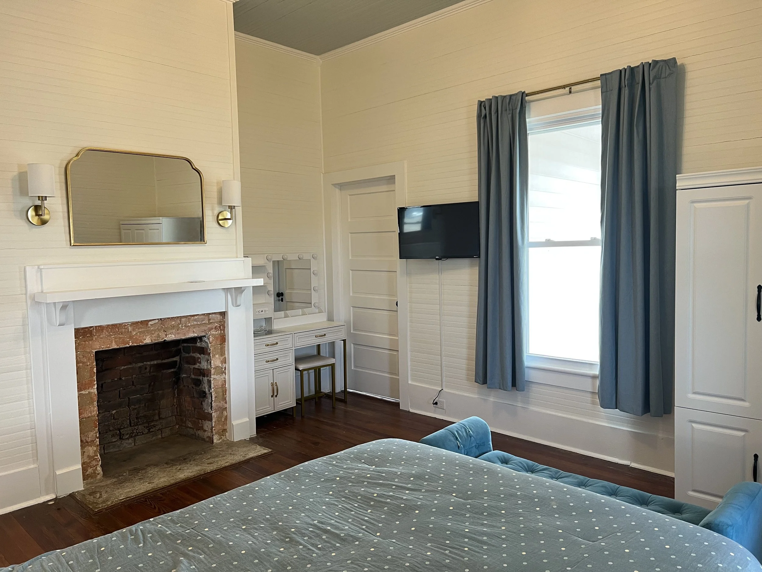 Bedroom 2: Queen Bed, Armoire, Vanity, and Television, Shared Bathroom (w/ bathtub&shower)