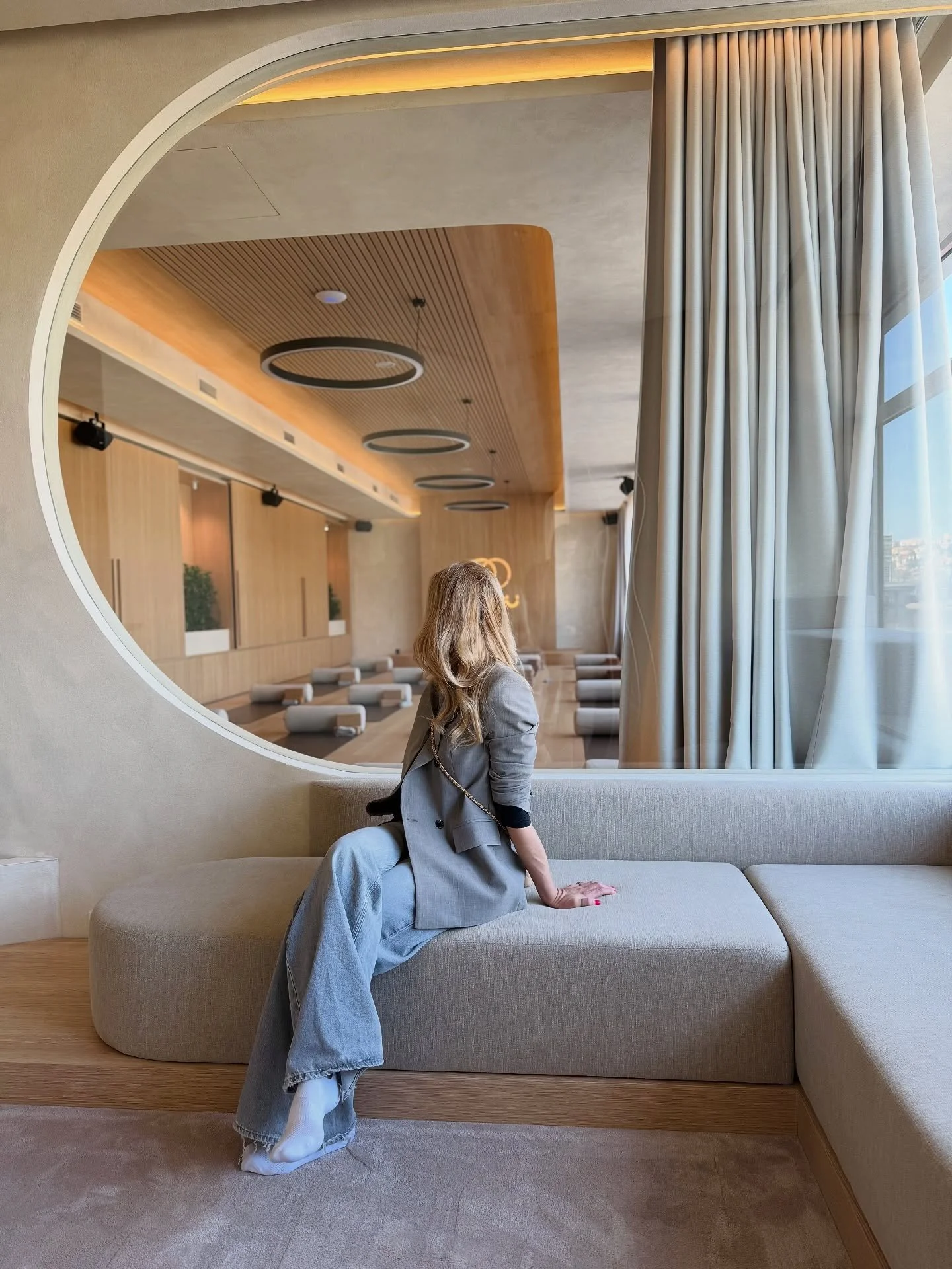 Laděn&iacute; posledn&iacute;ch detailů př&iacute;mo na m&iacute;stě.✨ | @beyoustudio___ 

Jsem vděčn&aacute;, že jsem mohla b&yacute;t souč&aacute;st&iacute; cel&eacute;ho procesu a pod&iacute;let se na vytvořen&iacute; m&iacute;sta, kter&eacute; ne