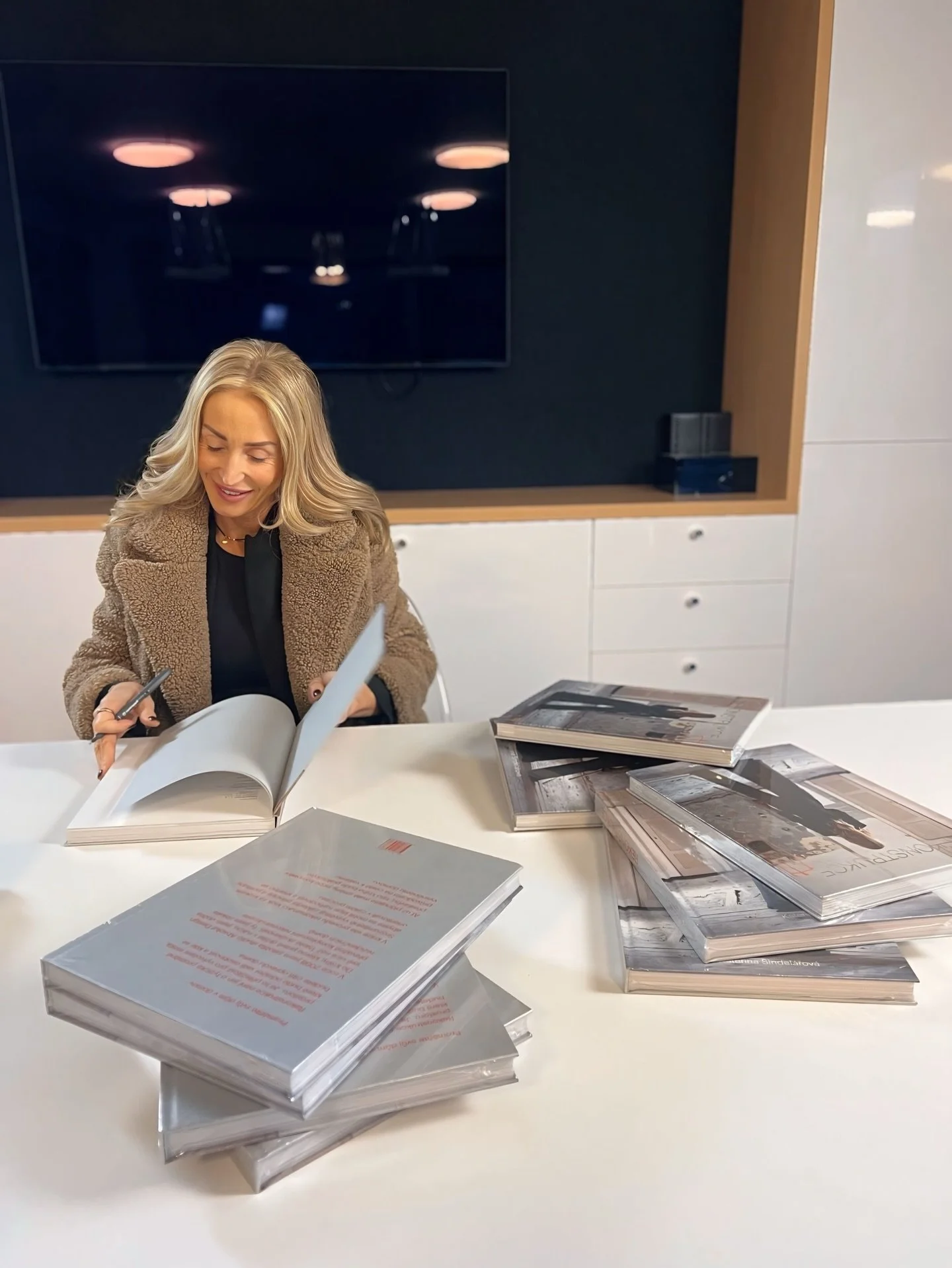 Chtěla jsem vytvořit knihu, kter&aacute; bude srozumiteln&aacute; pro každ&eacute;ho.. aby každ&yacute; mohl m&iacute;t po ruce sv&eacute;ho průvodce. Tak vznikla kniha Rekonstrukce. 

✨ Rekonstrukce kombinuje design, funkčnost i technick&eacute; det