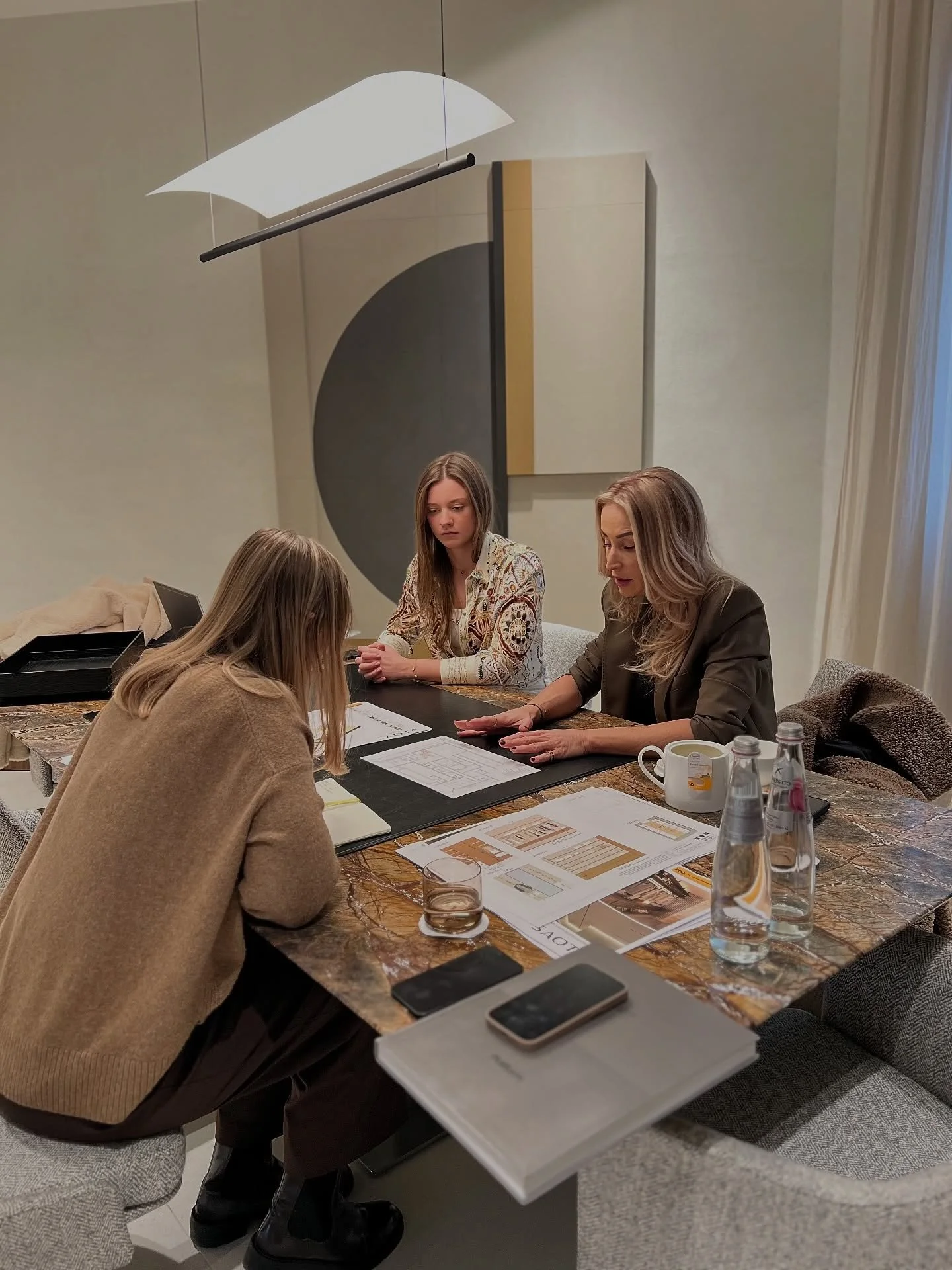 Schůzka v showroomu Poliform u @stopka_cz ✨

Jsem vděčn&aacute; za skvělou spolupr&aacute;ci a společnou pr&aacute;ci na velk&eacute;m zahraničn&iacute;m projektu. Sd&iacute;l&iacute;me vizi a tvoř&iacute;me prostor, kter&yacute; bude nadčasov&yacute