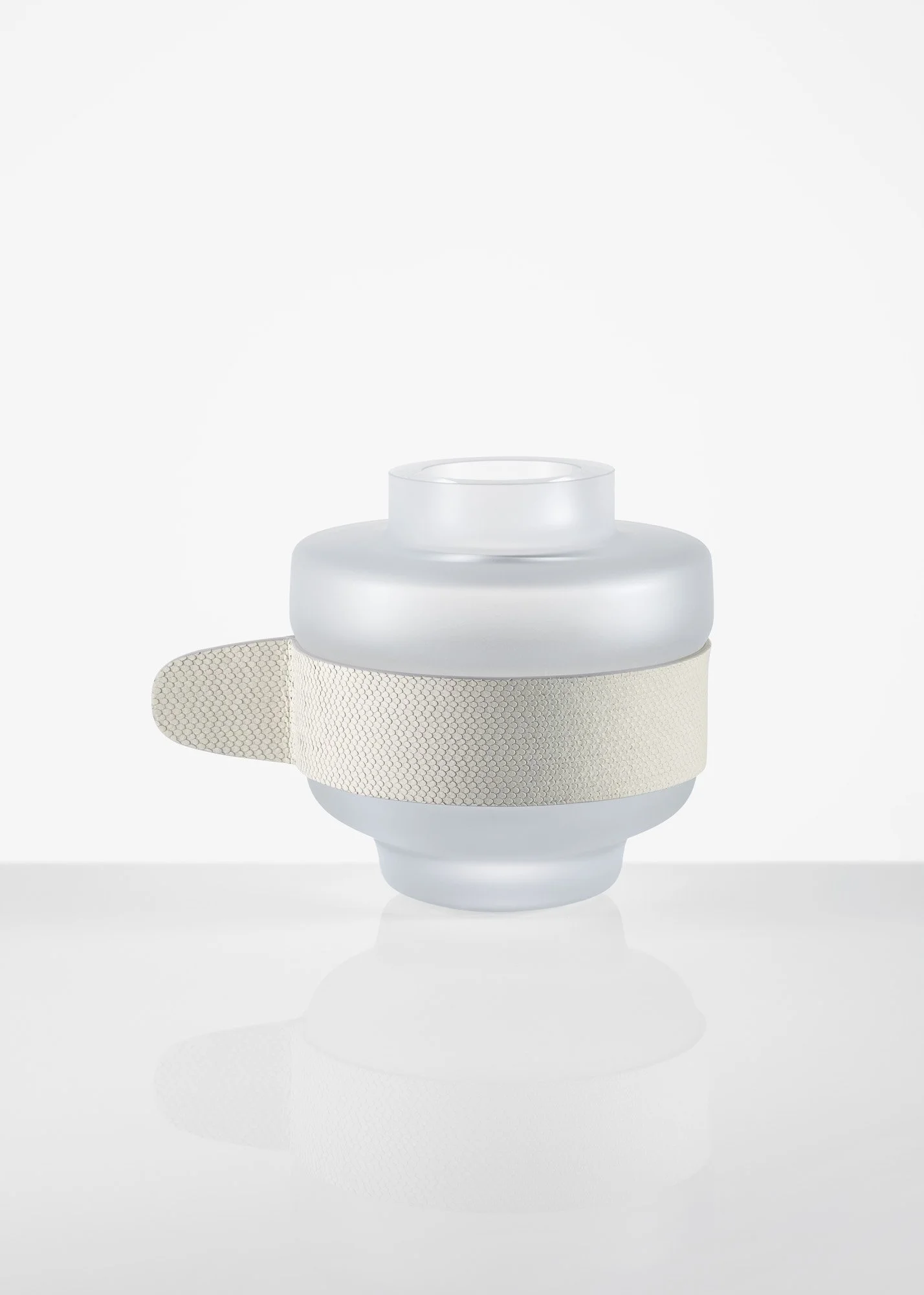 24 ŠINDELÁŘOVÁ X JUNGVIRT Medium Wide Vase Matt + Pearly Ilusion (Perleťový klam) leather strap, photo by Anna Pleslová. jpg.JPEG