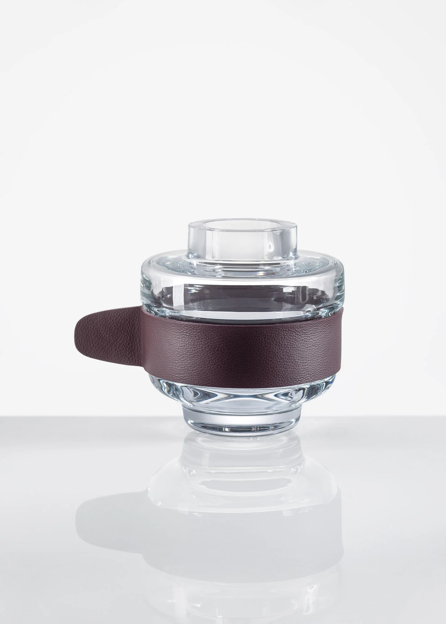 1 ŠINDELÁŘOVÁ X JUNGVIRT Medium Wide Vase Glossy + Warm Brown (Zemitá Lanýžová) leather strap, photo by Anna Pleslová.JPEG
