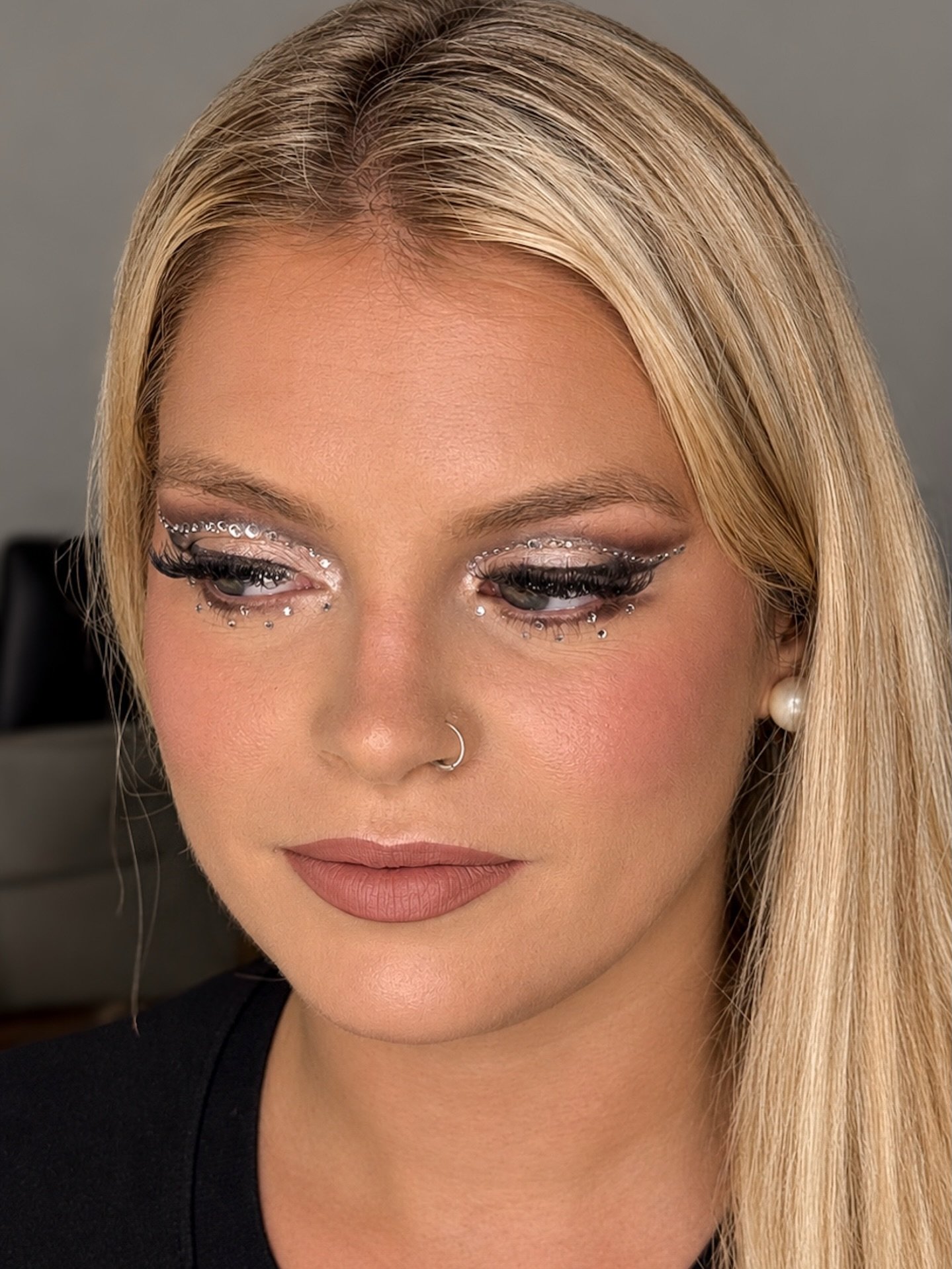 Festival Makeup ✨

A bold, radiant look, perfected skin with a natural, skin-like finish, graphic eye/ cut crease and sparkling rhinestones to bring the whole look together.
A perfect balance between glamour, creativity and beauty. 🤍

Makeup Artist 
