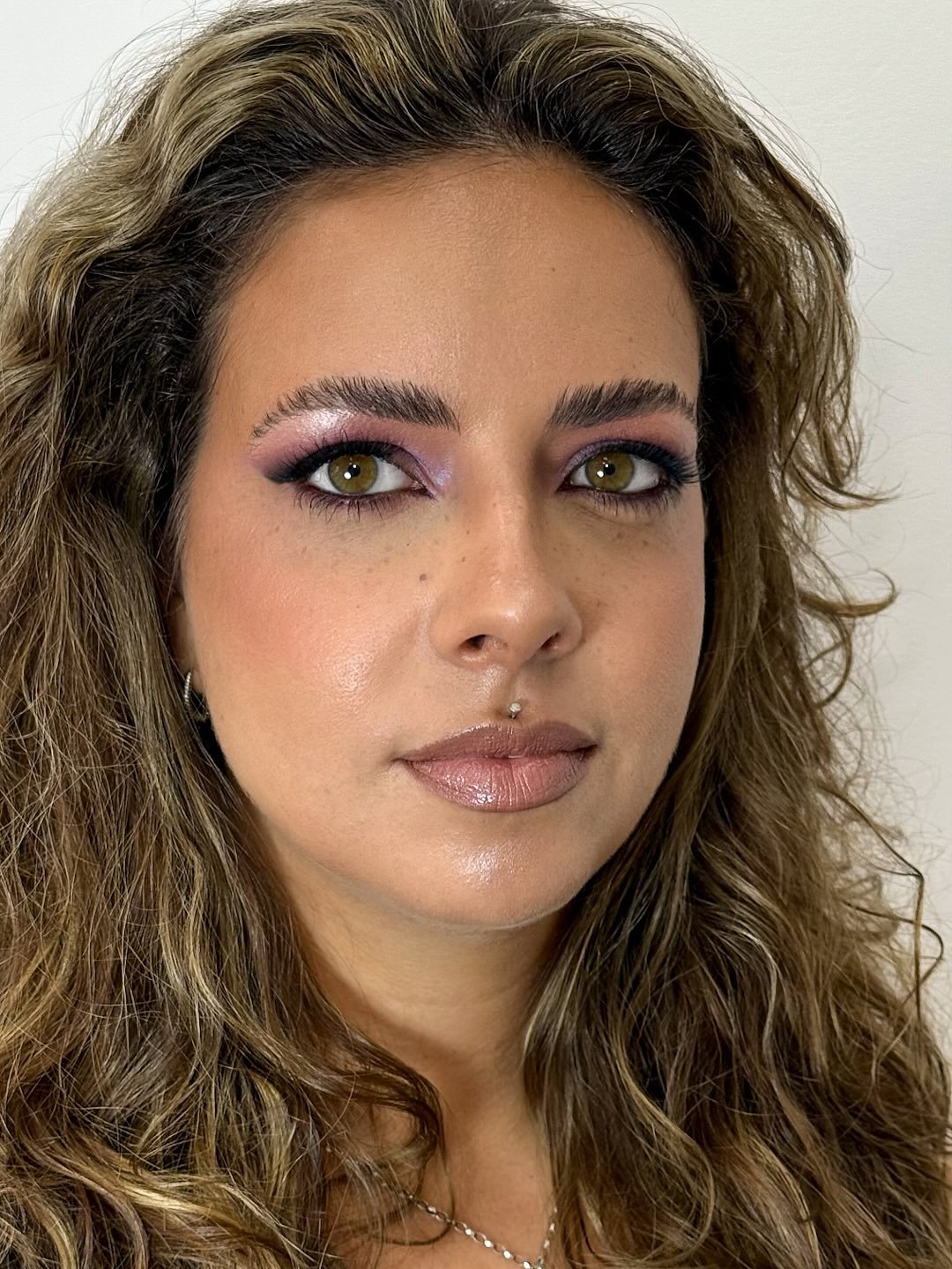 Ana Raquel ✨

Burgundy makeup to make green eyes pop 🖤

Key Products:
@esteelauder Double Wear Foundation in 3N2, 6N2 and 7N1
@yslbeauty All Hours Concealer in MN1 
@armanibeauty Eye Tint Liquid eyeshadow in 56S and Luminous Silk Concealer 5.5
@chan