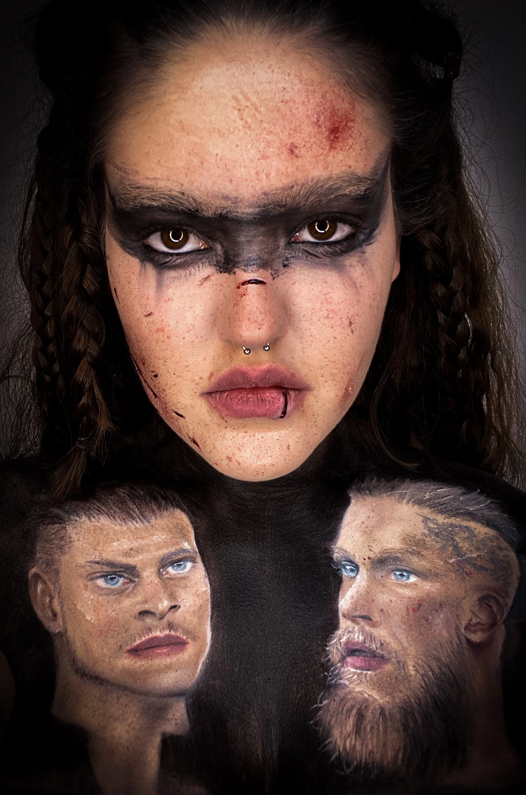 Mulher com rosto pintado de preto e maquiagem pesada, com cicatrizes e marcas, usando uma camiseta com imagens de dois homens com barba e cabelo curto, todos com olhar sério.